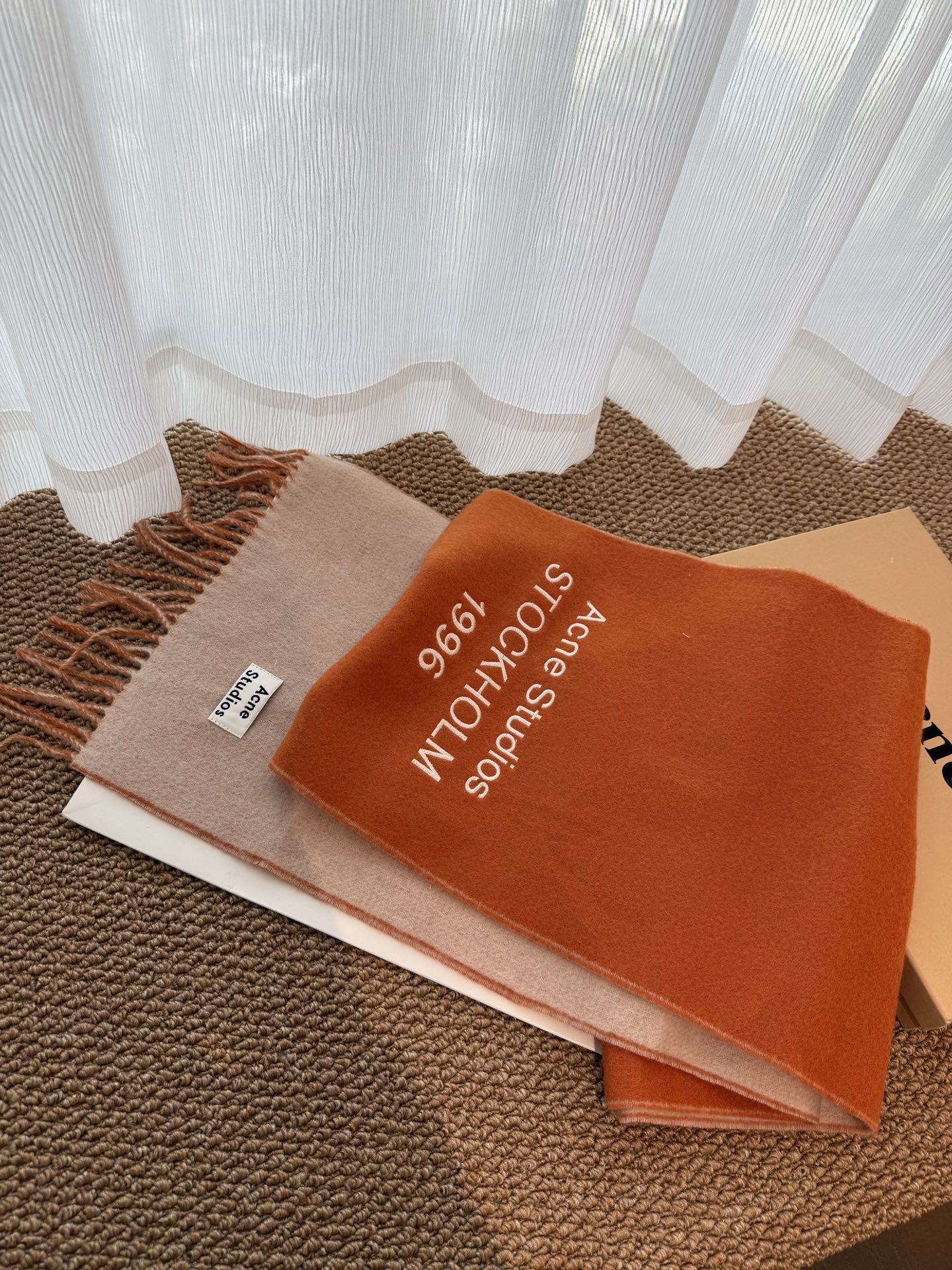 P🆕acne2025最新款 【难得一见的温柔配色，低调又不失优雅❗】重点推荐❗双面配色，一条围巾两种风格