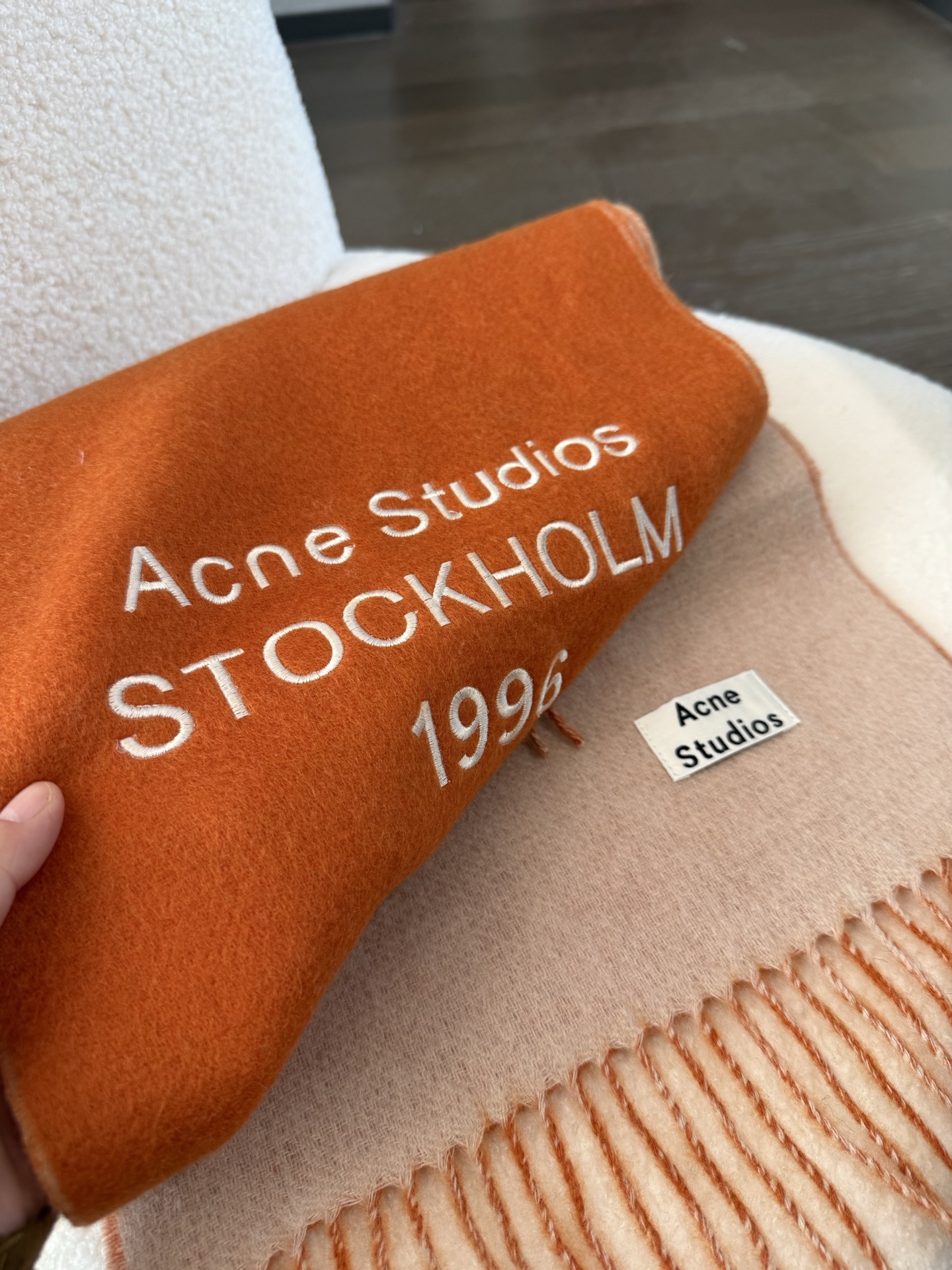 P🆕acne2025最新款 【难得一见的温柔配色，低调又不失优雅❗】重点推荐❗双面配色，一条围巾两种风格