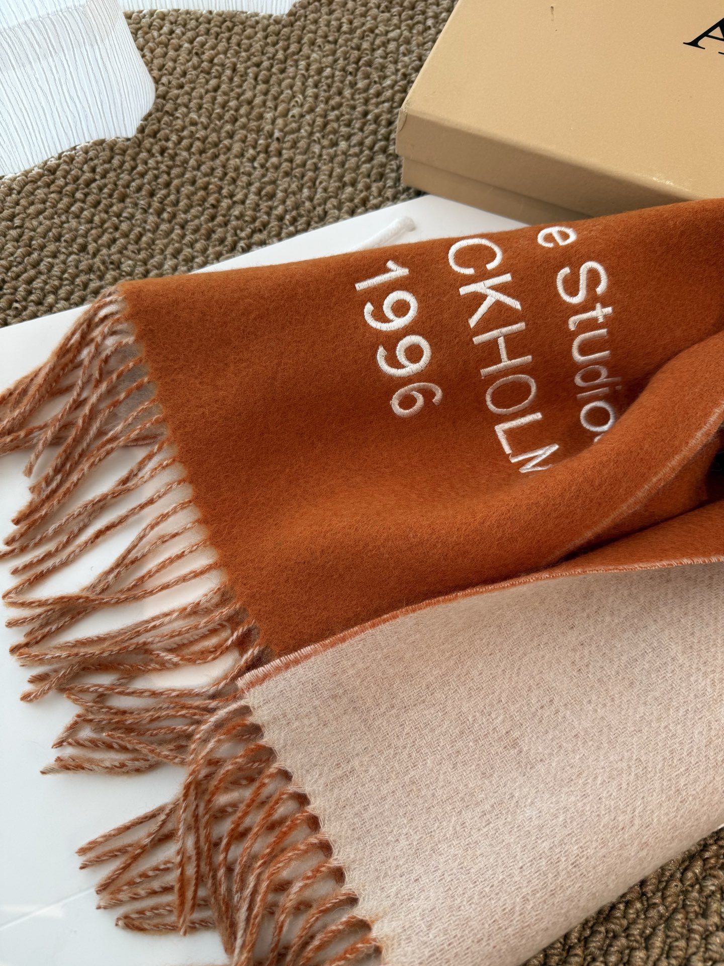 P🆕acne2025最新款 【难得一见的温柔配色，低调又不失优雅❗】重点推荐❗双面配色，一条围巾两种风格