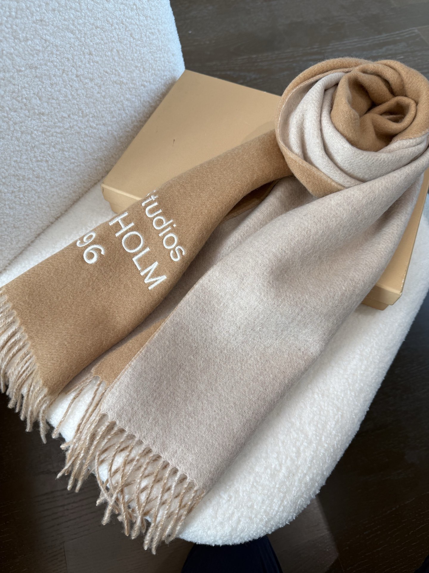 P🆕acne2025最新款 【难得一见的温柔配色，低调又不失优雅❗】重点推荐❗双面配色，一条围巾两种风格