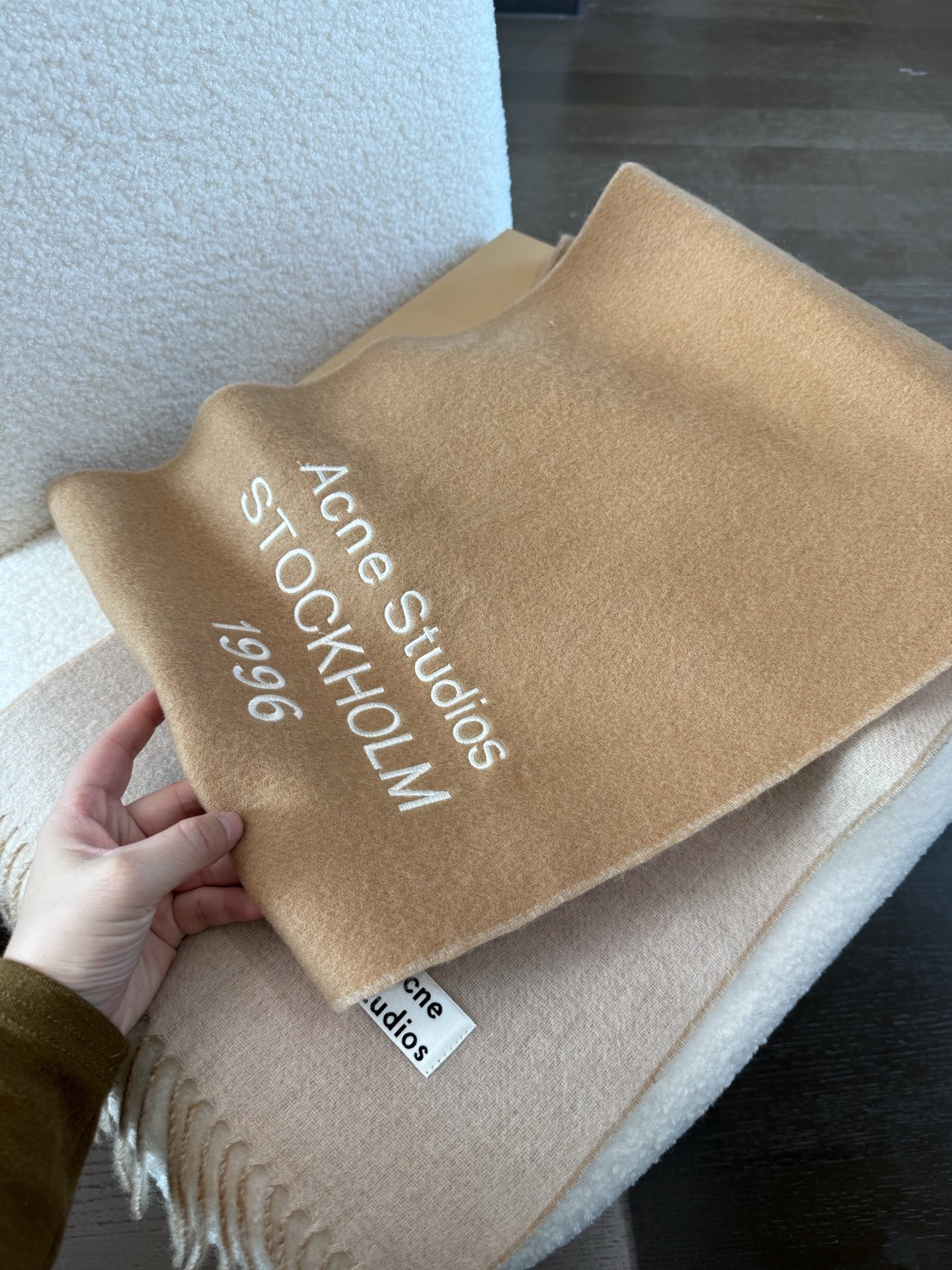 P🆕acne2025最新款 【难得一见的温柔配色，低调又不失优雅❗】重点推荐❗双面配色，一条围巾两种风格