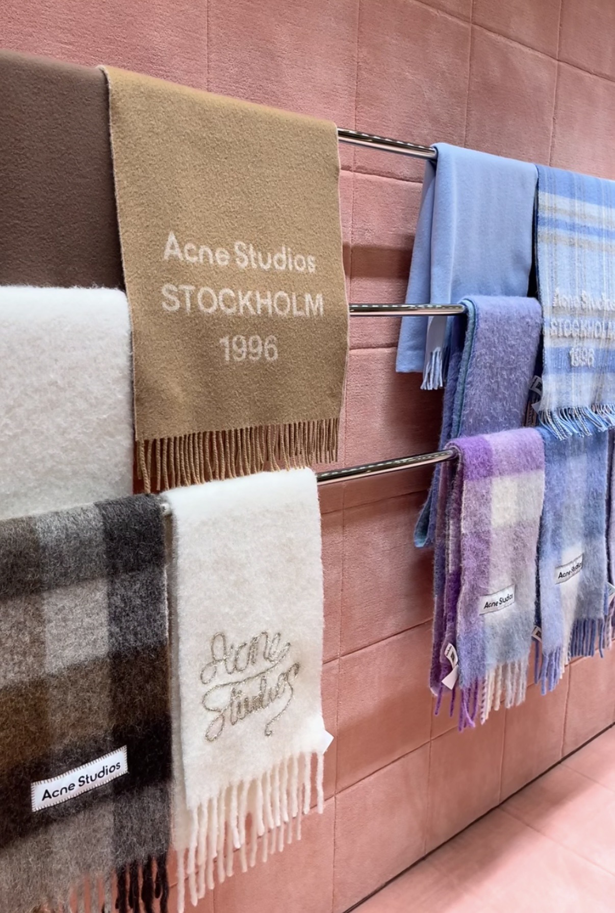 P🆕acne2025最新款 【难得一见的温柔配色，低调又不失优雅❗】重点推荐❗双面配色，一条围巾两种风格