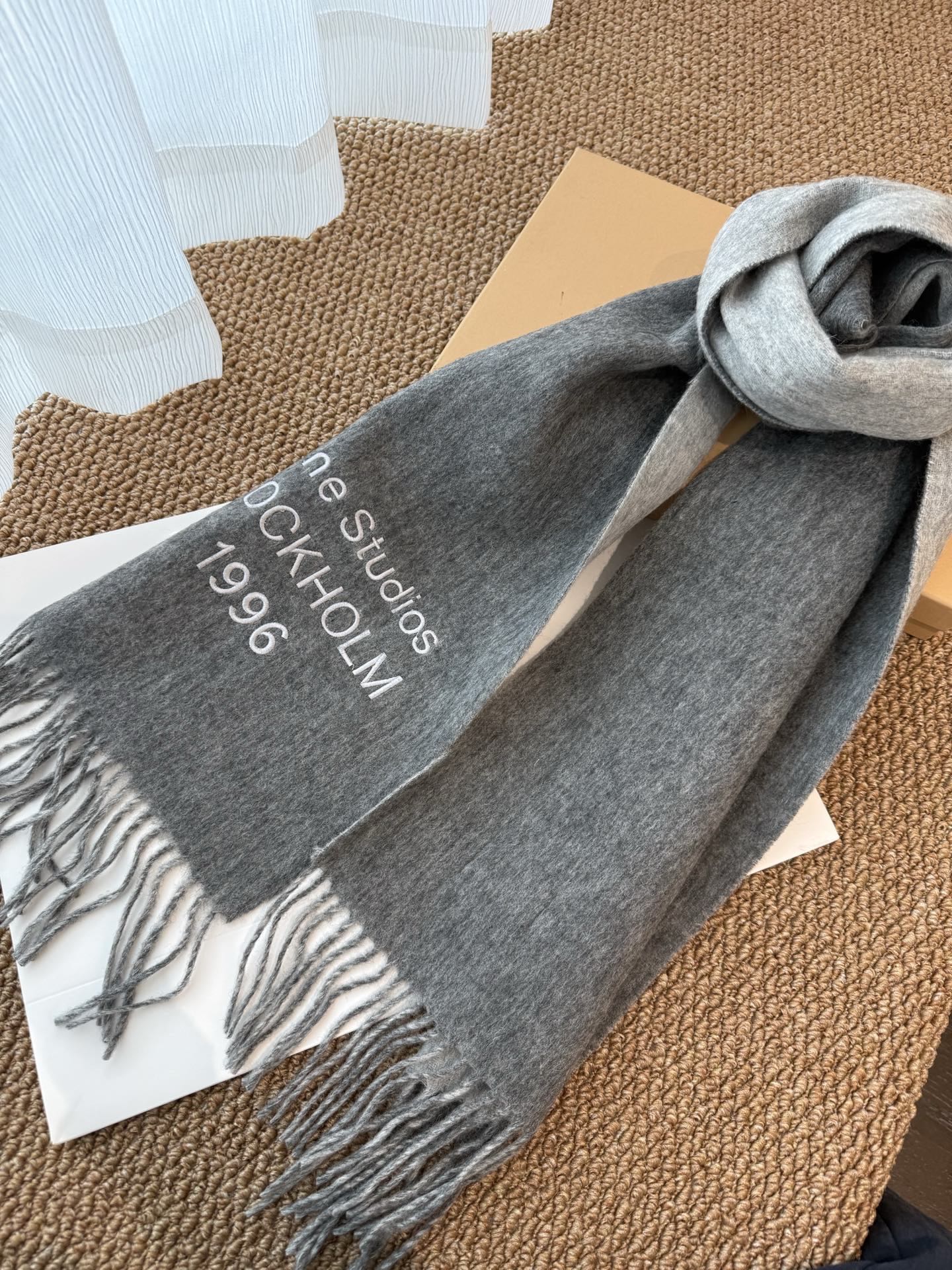 P🆕acne2025最新款 【难得一见的温柔配色，低调又不失优雅❗】重点推荐❗双面配色，一条围巾两种风格