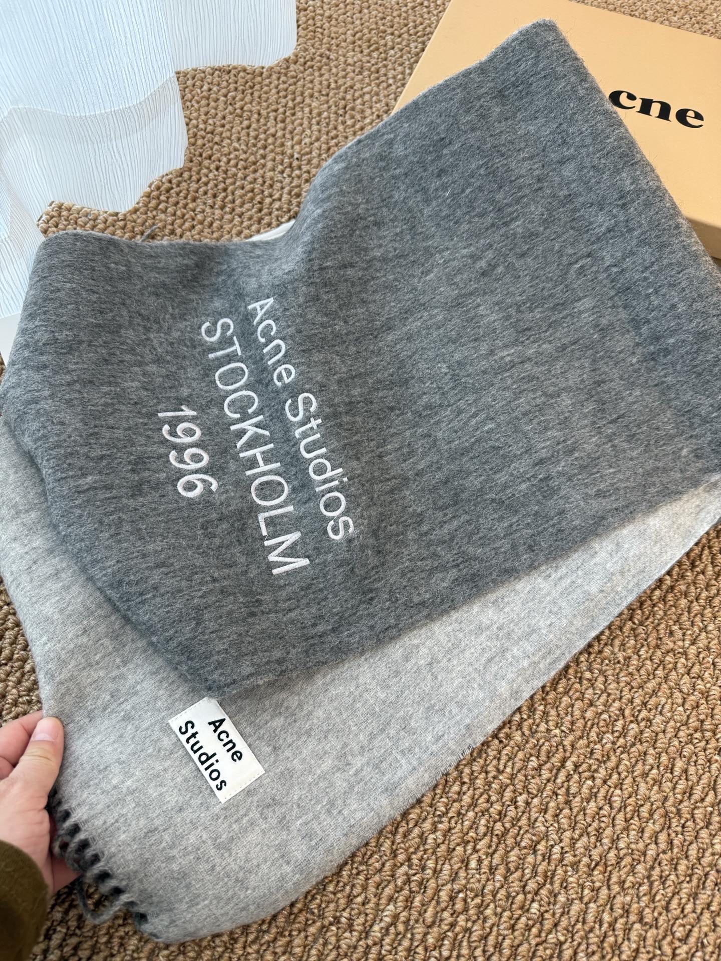 P🆕acne2025最新款 【难得一见的温柔配色，低调又不失优雅❗】重点推荐❗双面配色，一条围巾两种风格