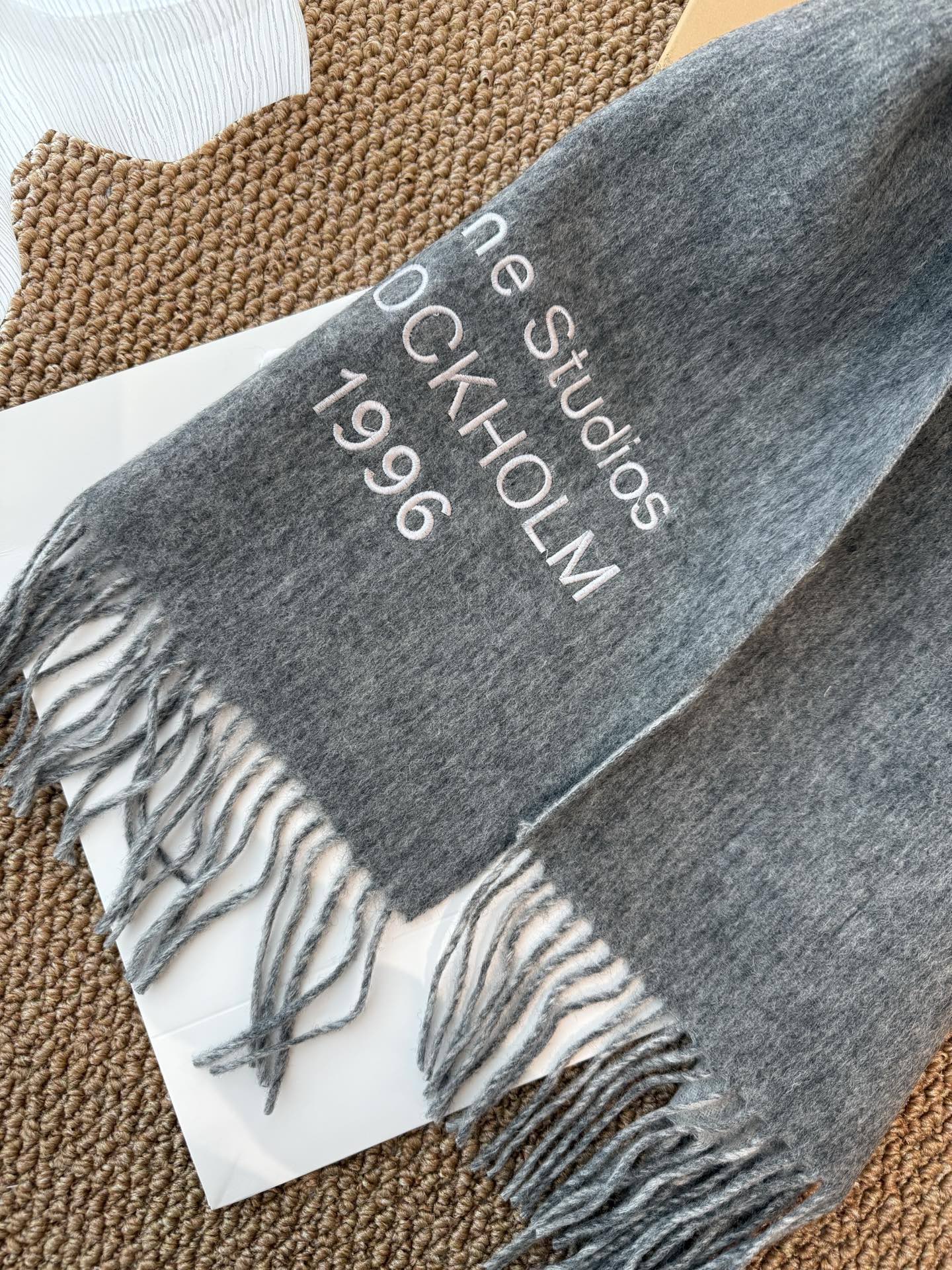 P🆕acne2025最新款 【难得一见的温柔配色，低调又不失优雅❗】重点推荐❗双面配色，一条围巾两种风格