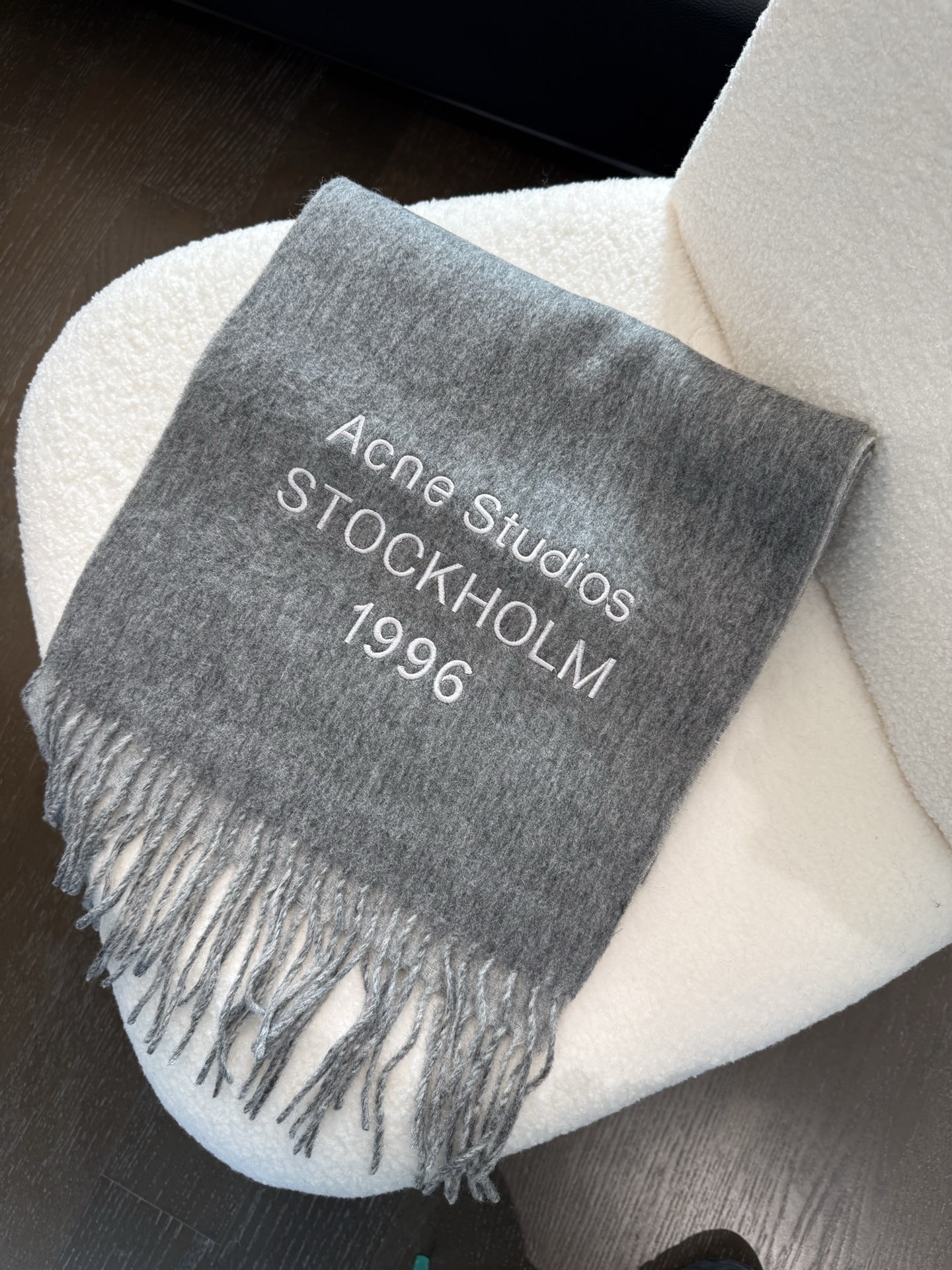 P🆕acne2025最新款 【难得一见的温柔配色，低调又不失优雅❗】重点推荐❗双面配色，一条围巾两种风格