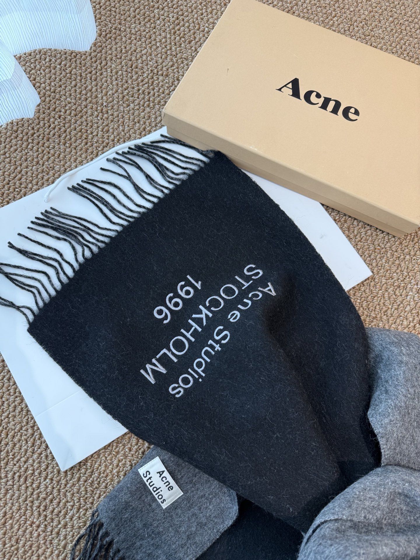 P🆕acne2025最新款 【难得一见的温柔配色，低调又不失优雅❗】重点推荐❗双面配色，一条围巾两种风格