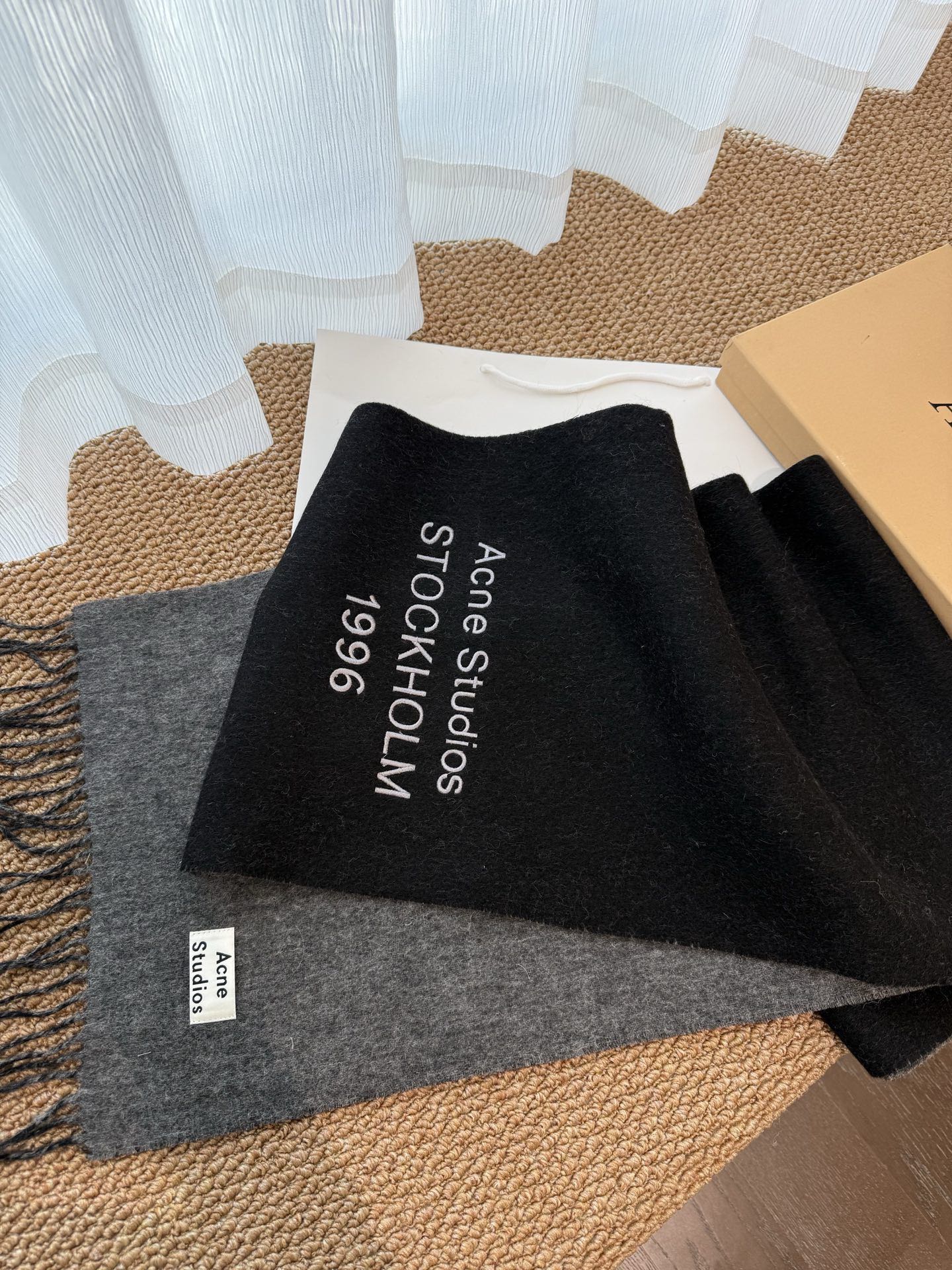 P🆕acne2025最新款 【难得一见的温柔配色，低调又不失优雅❗】重点推荐❗双面配色，一条围巾两种风格