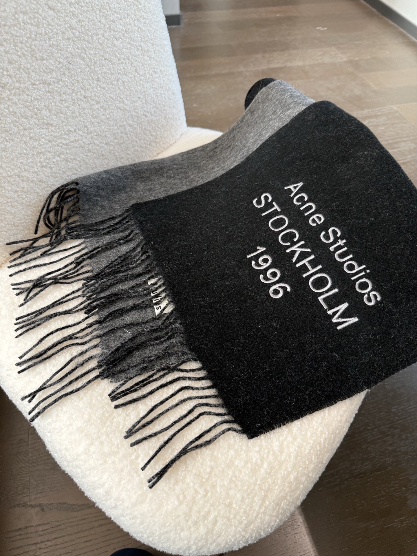 P🆕acne2025最新款 【难得一见的温柔配色，低调又不失优雅❗】重点推荐❗双面配色，一条围巾两种风格