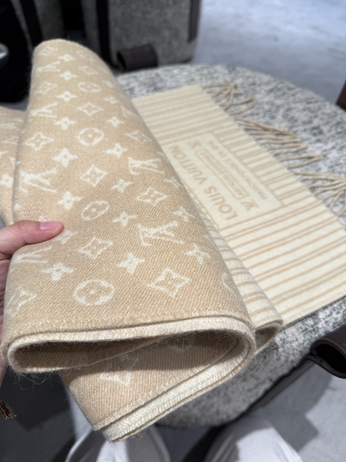P【2025新款献礼】🎉Louis Vuitton 渠道独家特供大驴专柜款限定系列羊绒围巾，一面条纹一面