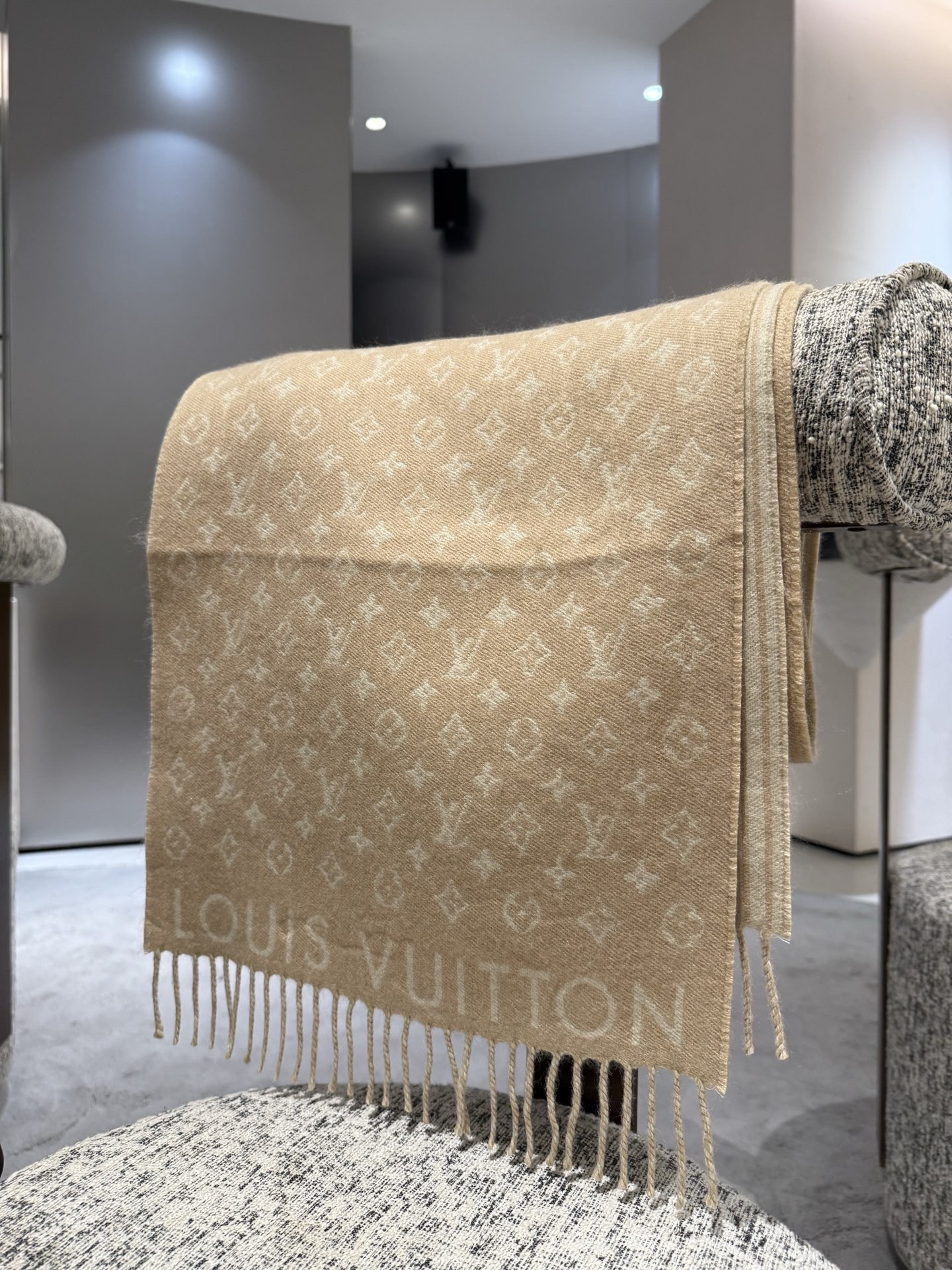 P【2025新款献礼】🎉Louis Vuitton 渠道独家特供大驴专柜款限定系列羊绒围巾，一面条纹一面