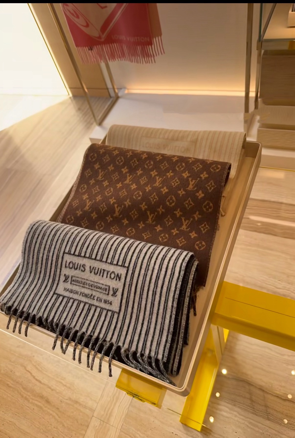 P【2025新款献礼】🎉Louis Vuitton 渠道独家特供大驴专柜款限定系列羊绒围巾，一面条纹一面