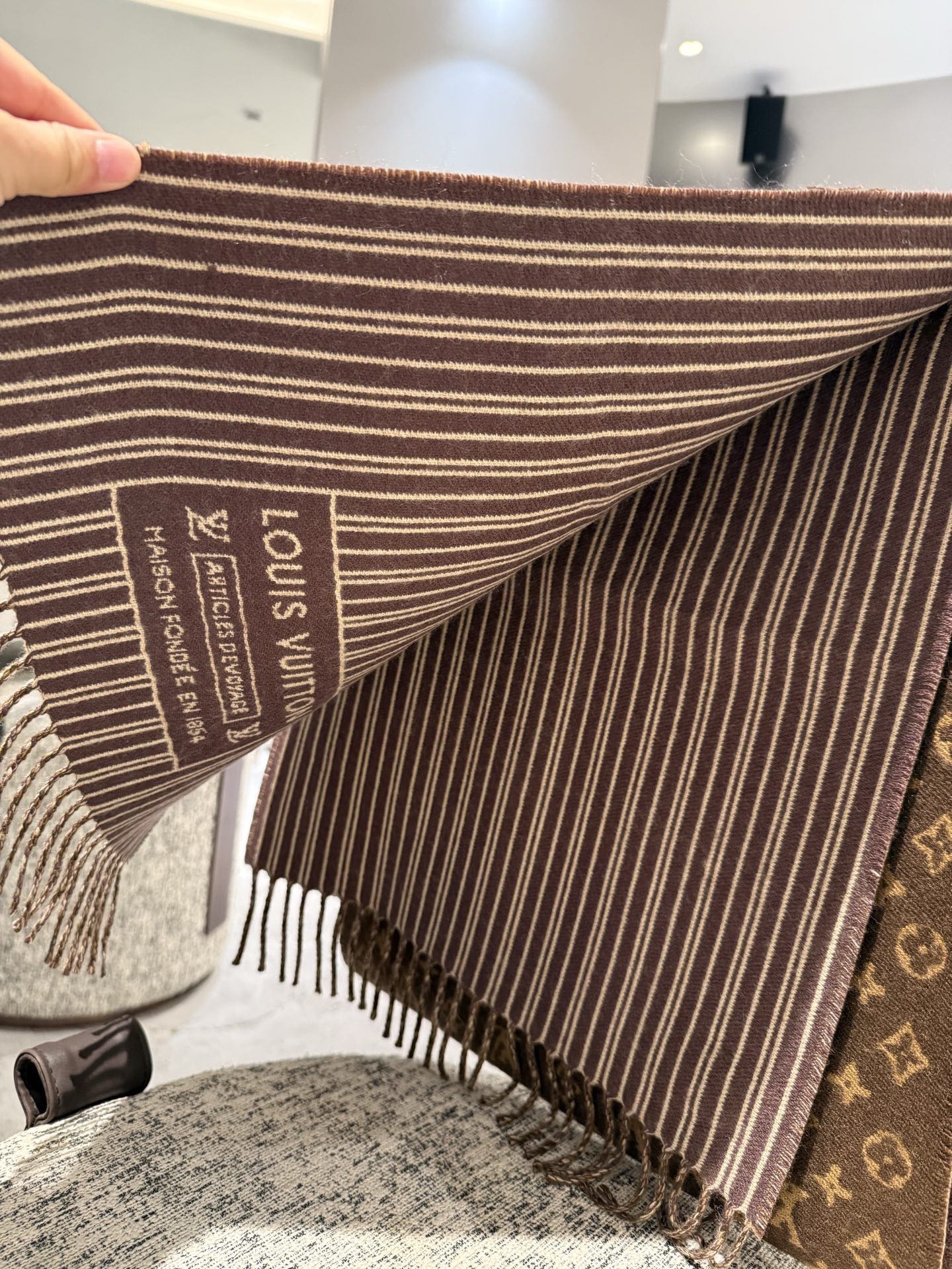 P【2025新款献礼】🎉Louis Vuitton 渠道独家特供大驴专柜款限定系列羊绒围巾，一面条纹一面