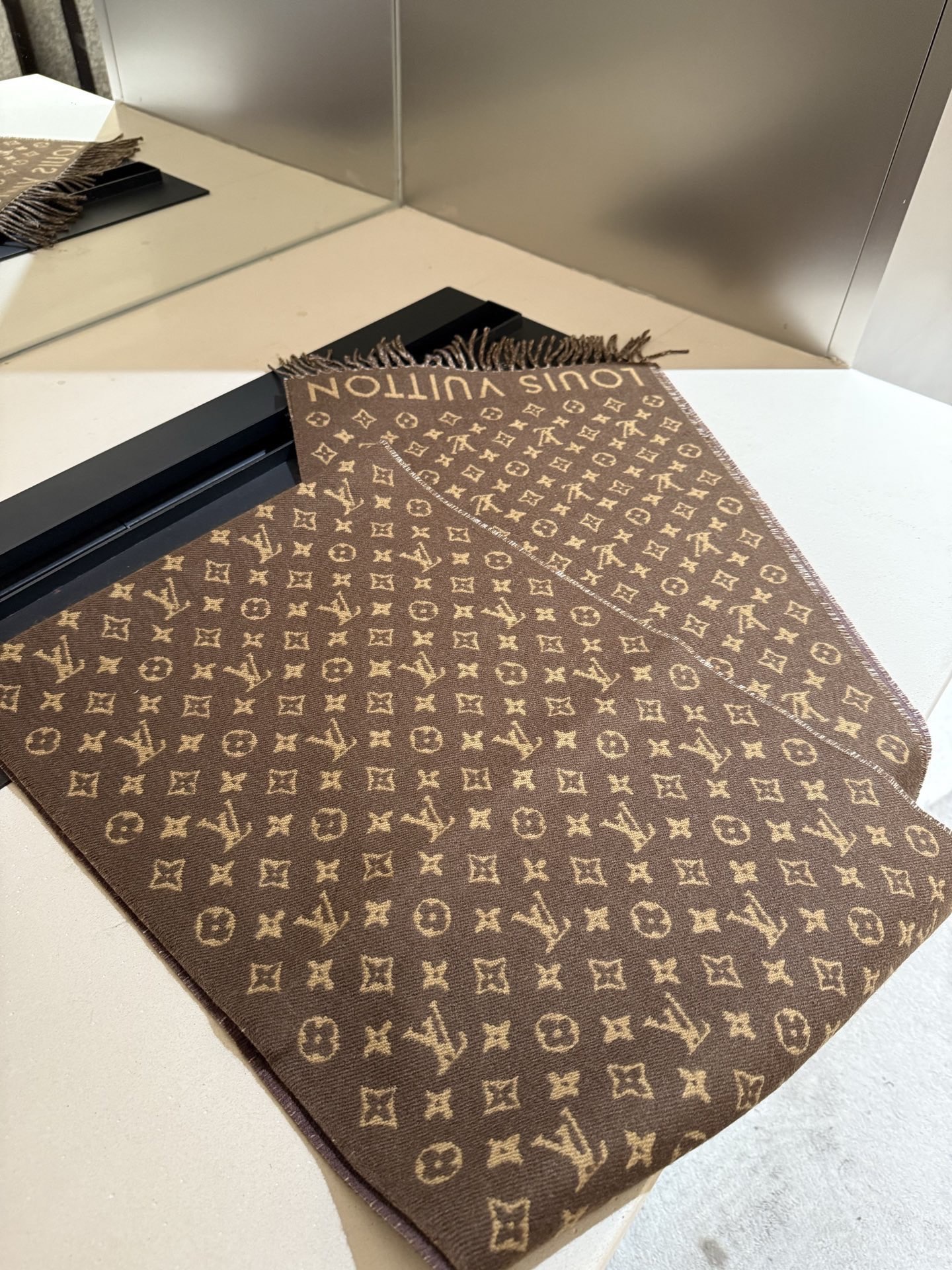 P【2025新款献礼】🎉Louis Vuitton 渠道独家特供大驴专柜款限定系列羊绒围巾，一面条纹一面