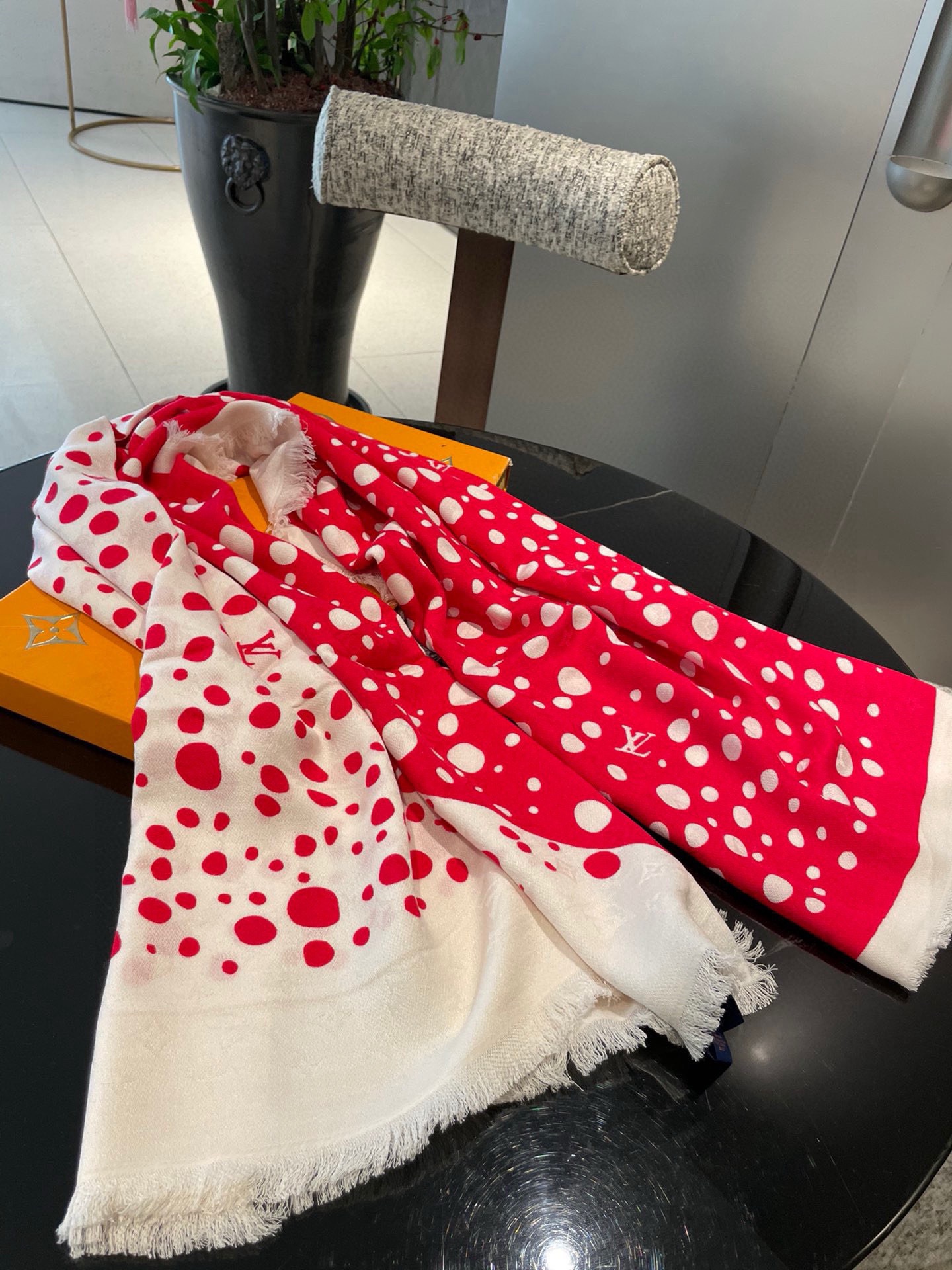 PLV新款暗纹提花印花丝绒披肩~~好好看啊！！！！面料非常柔软，上面都是有暗纹老花提花的，光影下logo