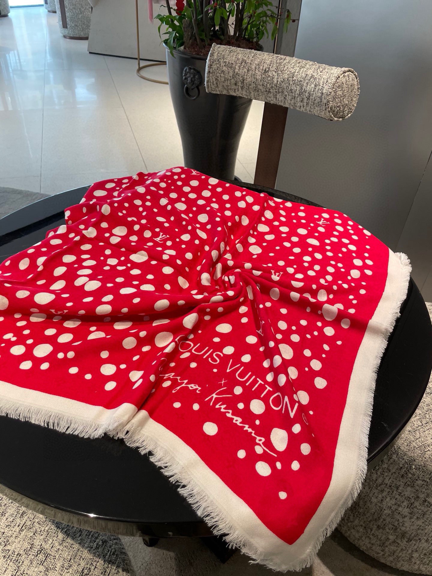 PLV新款暗纹提花印花丝绒披肩~~好好看啊！！！！面料非常柔软，上面都是有暗纹老花提花的，光影下logo