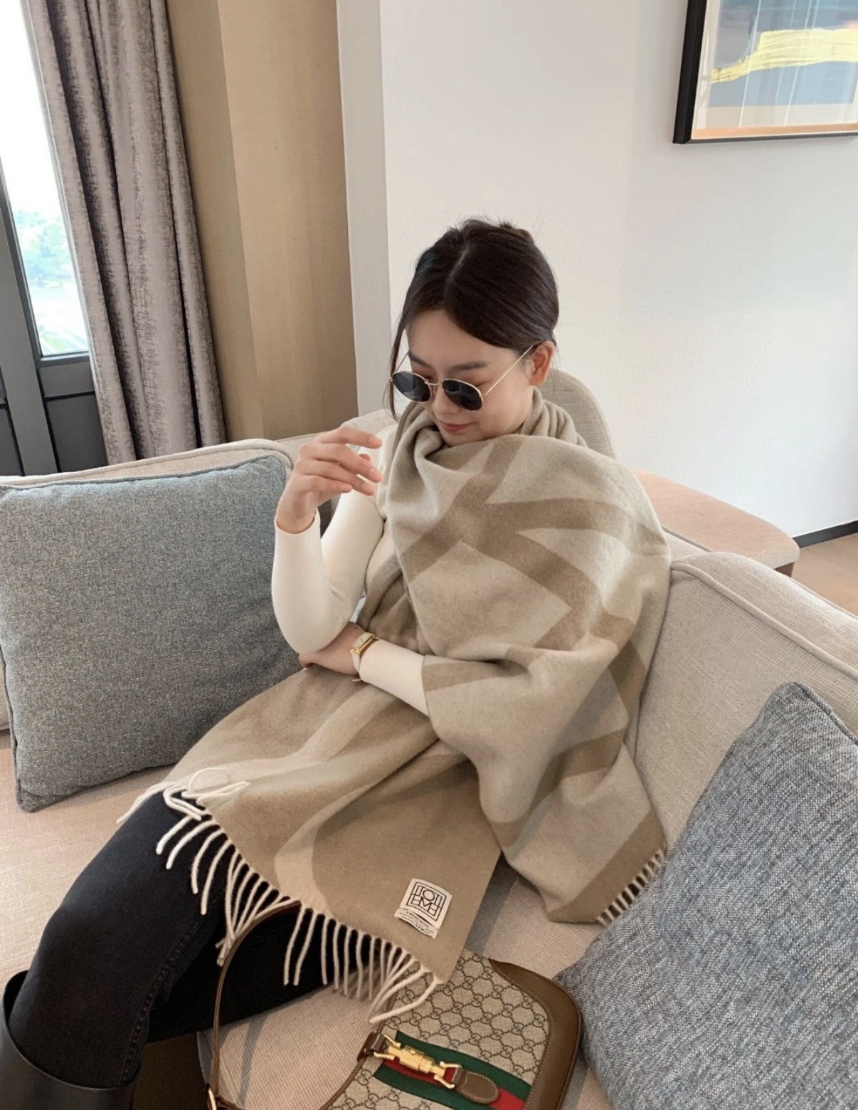 P北欧潮牌Toteme羊毛围巾双面提花工艺，小羊羔绒，手感很舒服，上身给人一种自由奔放不受束缚的感觉，可