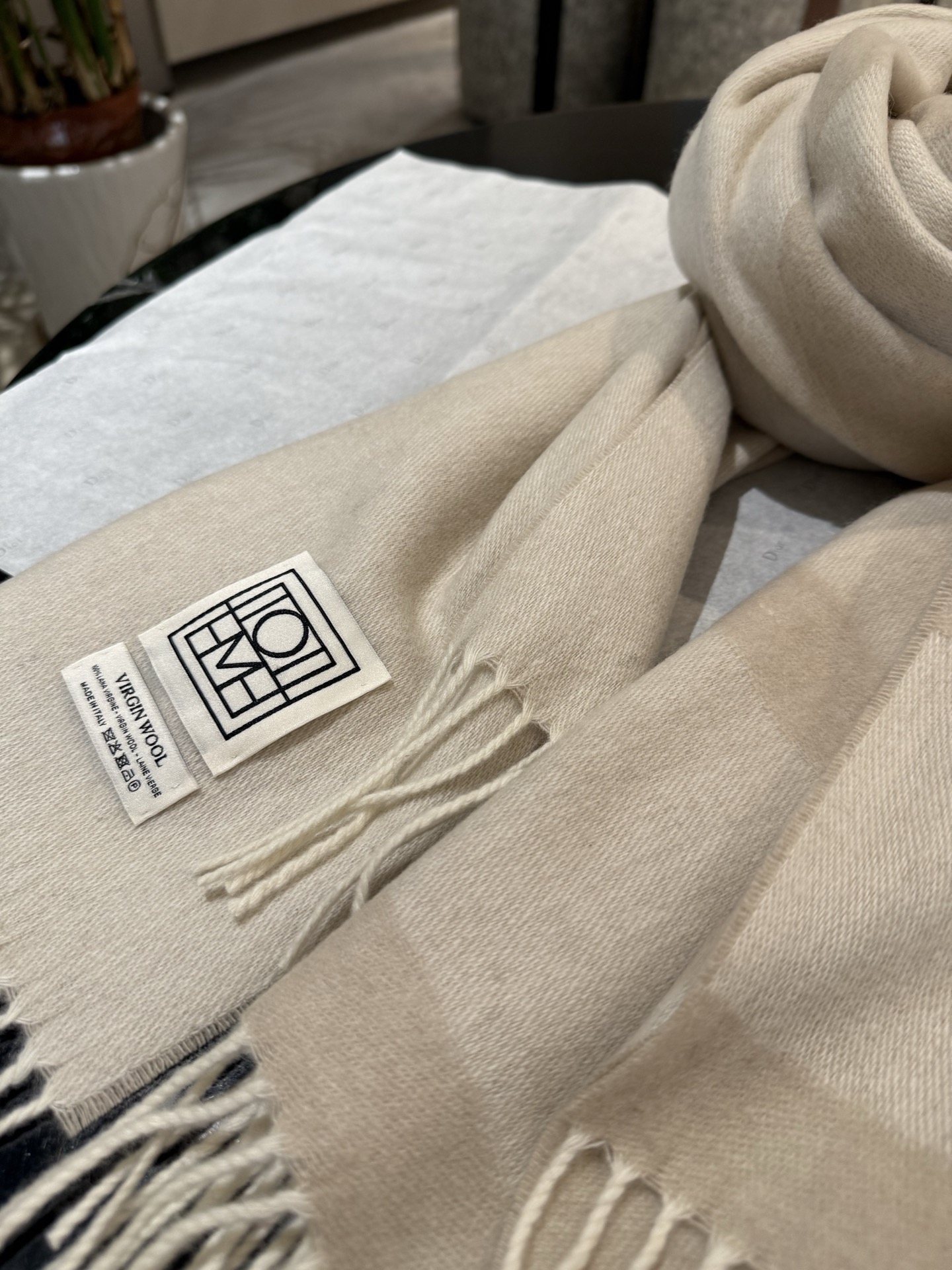 P北欧潮牌Toteme羊毛围巾双面提花工艺，小羊羔绒，手感很舒服，上身给人一种自由奔放不受束缚的感觉，可