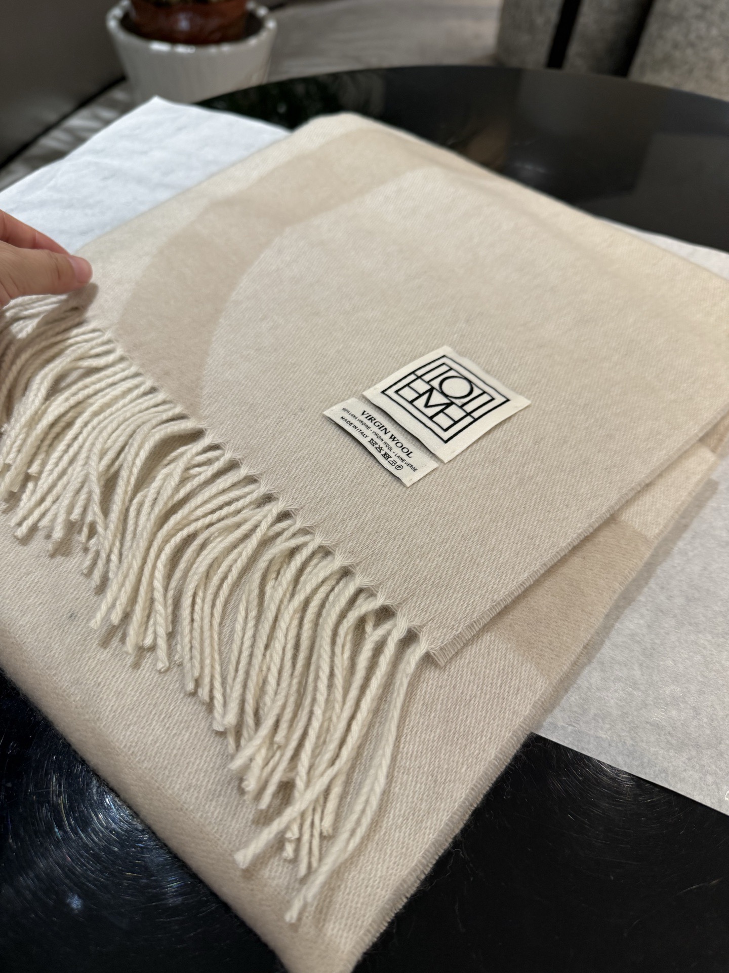 P北欧潮牌Toteme羊毛围巾双面提花工艺，小羊羔绒，手感很舒服，上身给人一种自由奔放不受束缚的感觉，可