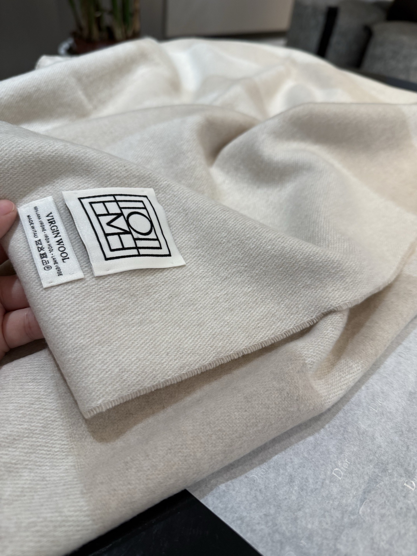 P北欧潮牌Toteme羊毛围巾双面提花工艺，小羊羔绒，手感很舒服，上身给人一种自由奔放不受束缚的感觉，可