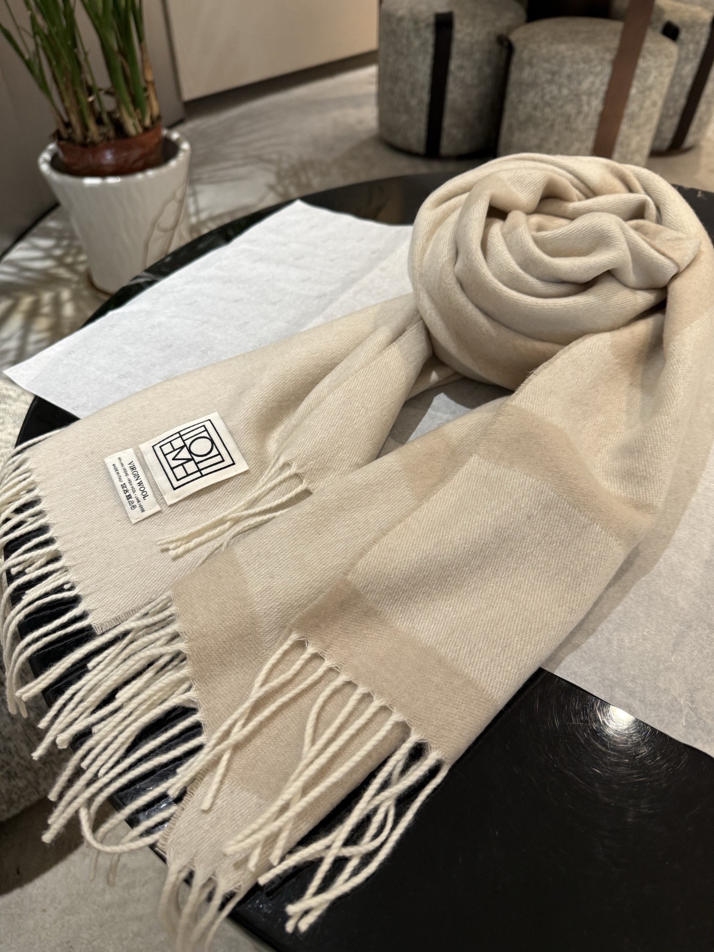 P北欧潮牌Toteme羊毛围巾双面提花工艺，小羊羔绒，手感很舒服，上身给人一种自由奔放不受束缚的感觉，可