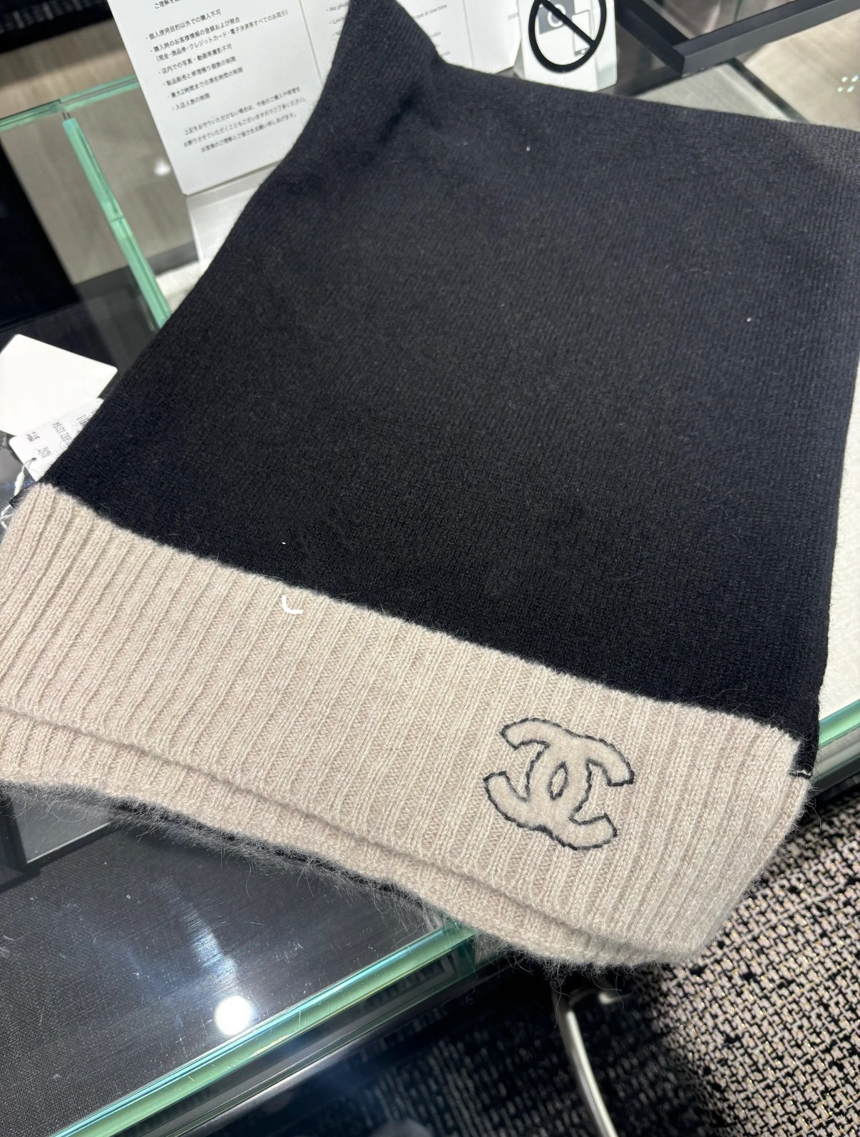 P【香家2025臻品】全新上市，甄选顶级羊绒面料，触感细腻如云。重工匠心独运，以精湛手工针织工艺，融入典