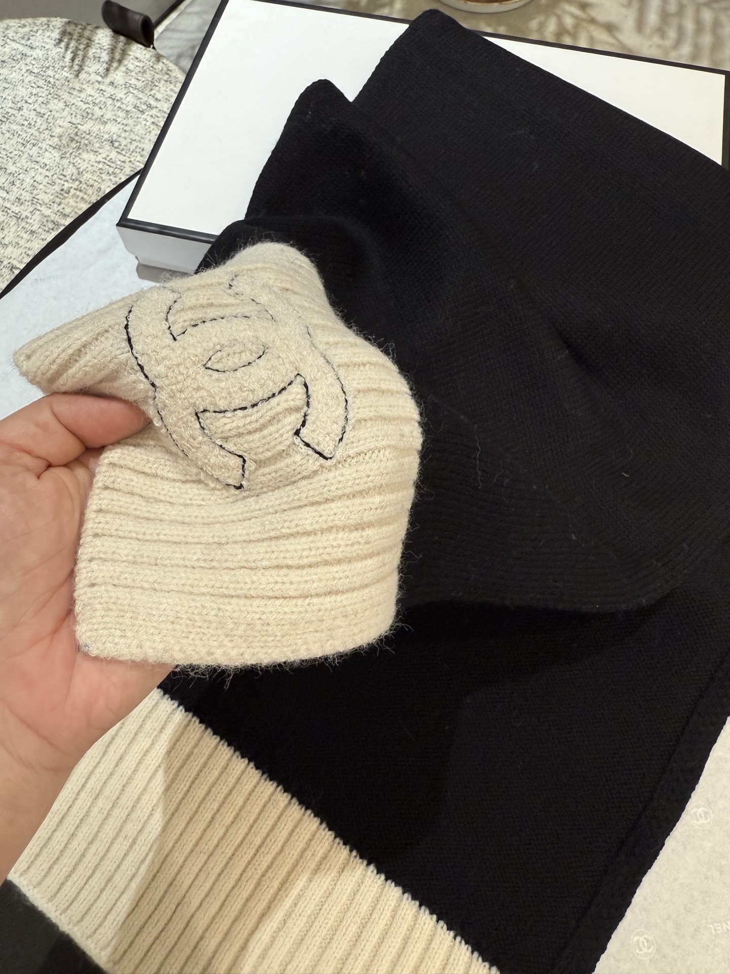 P【香家2025臻品】全新上市，甄选顶级羊绒面料，触感细腻如云。重工匠心独运，以精湛手工针织工艺，融入典