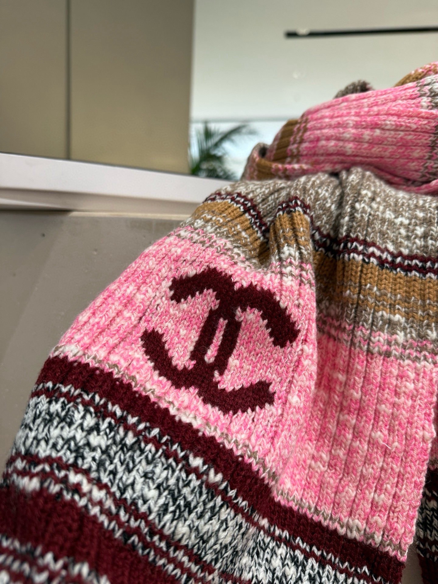 P王炸。 CHANEL 25B针织羊绒围巾，经典双C标志，米白配黑边、黑配粉边，深灰配米灰，配色高级又时