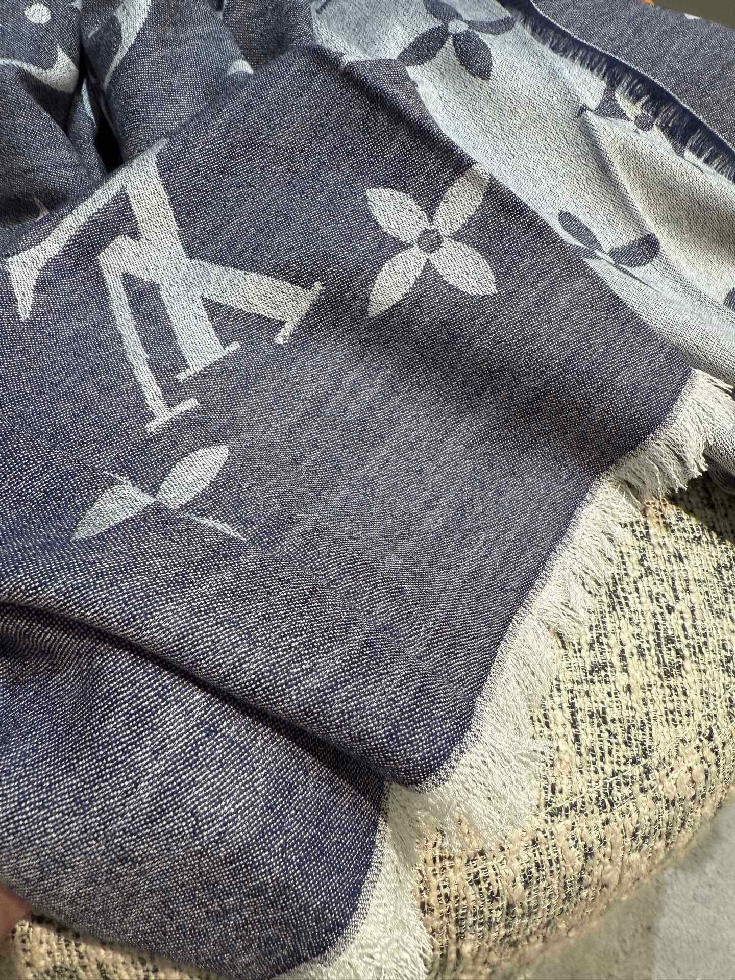 P专柜最新 只要你有关注，你就该知道25年的Lv主推大字 无论是包包还是衣服！所以今年的大字母围巾也必须