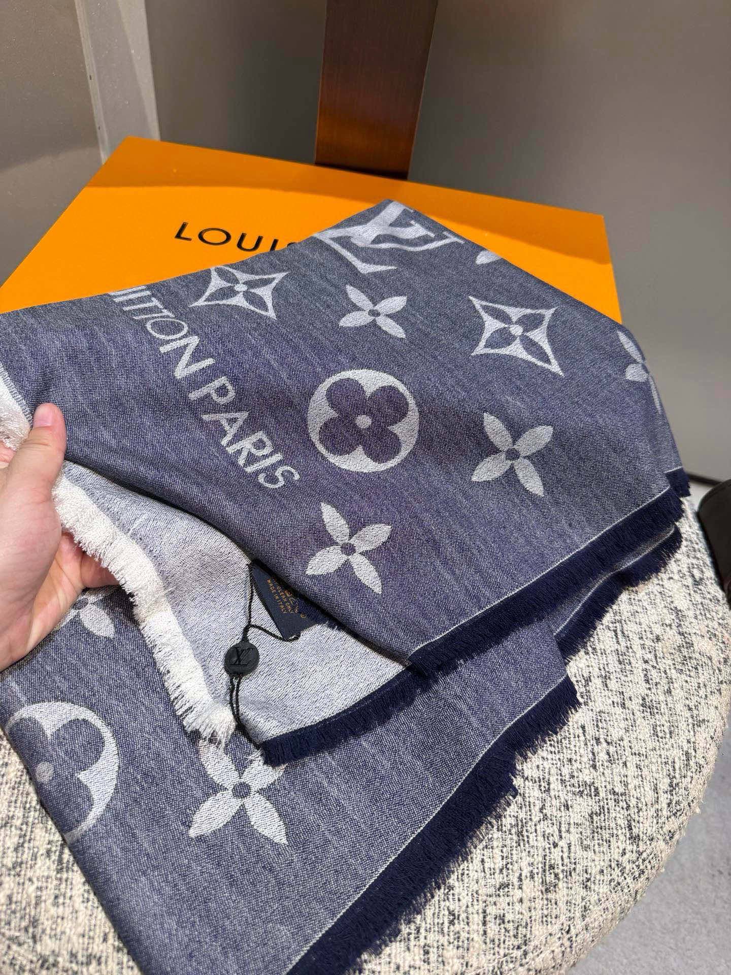 P专柜最新 只要你有关注，你就该知道25年的Lv主推大字 无论是包包还是衣服！所以今年的大字母围巾也必须