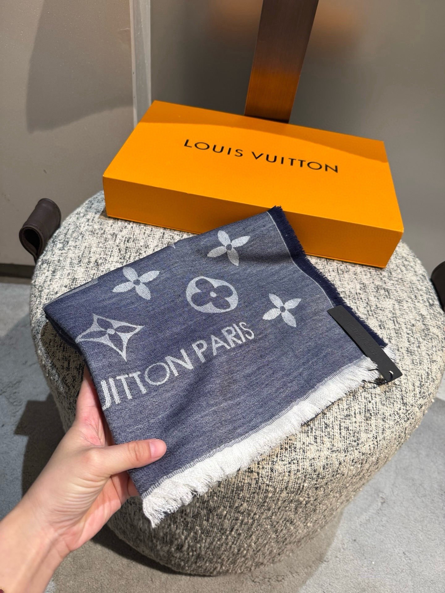 P专柜最新 只要你有关注，你就该知道25年的Lv主推大字 无论是包包还是衣服！所以今年的大字母围巾也必须