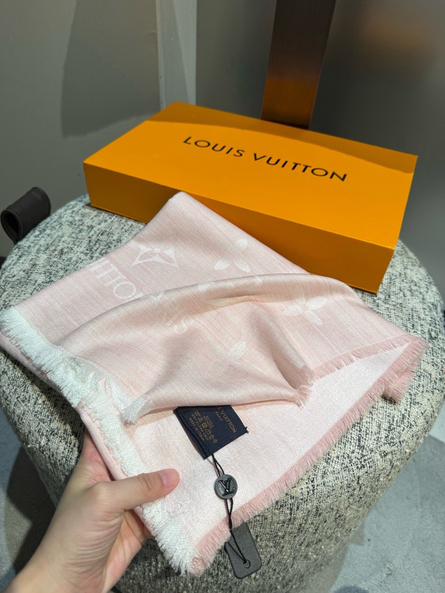 P专柜最新 只要你有关注，你就该知道25年的Lv主推大字 无论是包包还是衣服！所以今年的大字母围巾也必须