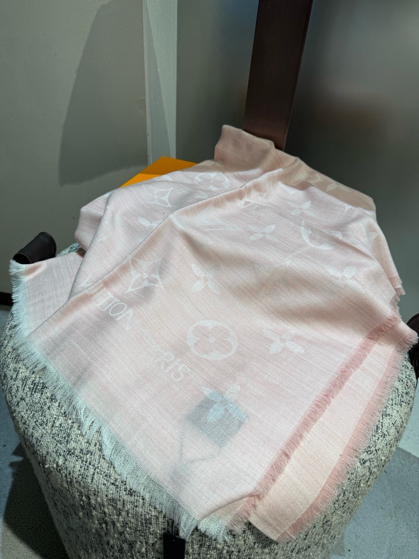 P专柜最新 只要你有关注，你就该知道25年的Lv主推大字 无论是包包还是衣服！所以今年的大字母围巾也必须