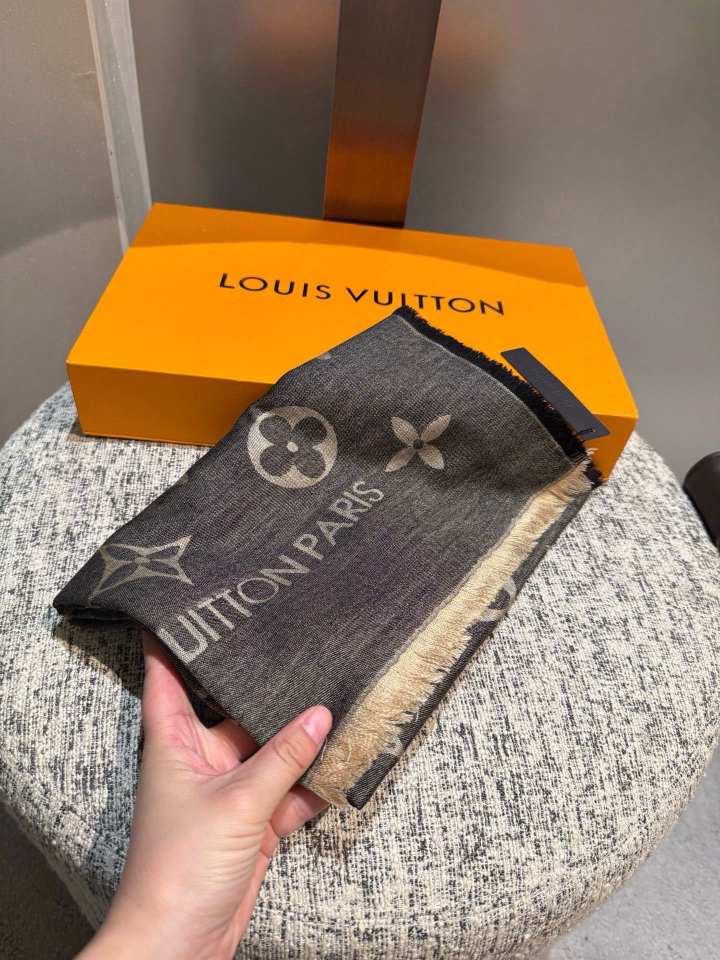 P专柜最新 只要你有关注，你就该知道25年的Lv主推大字 无论是包包还是衣服！所以今年的大字母围巾也必须