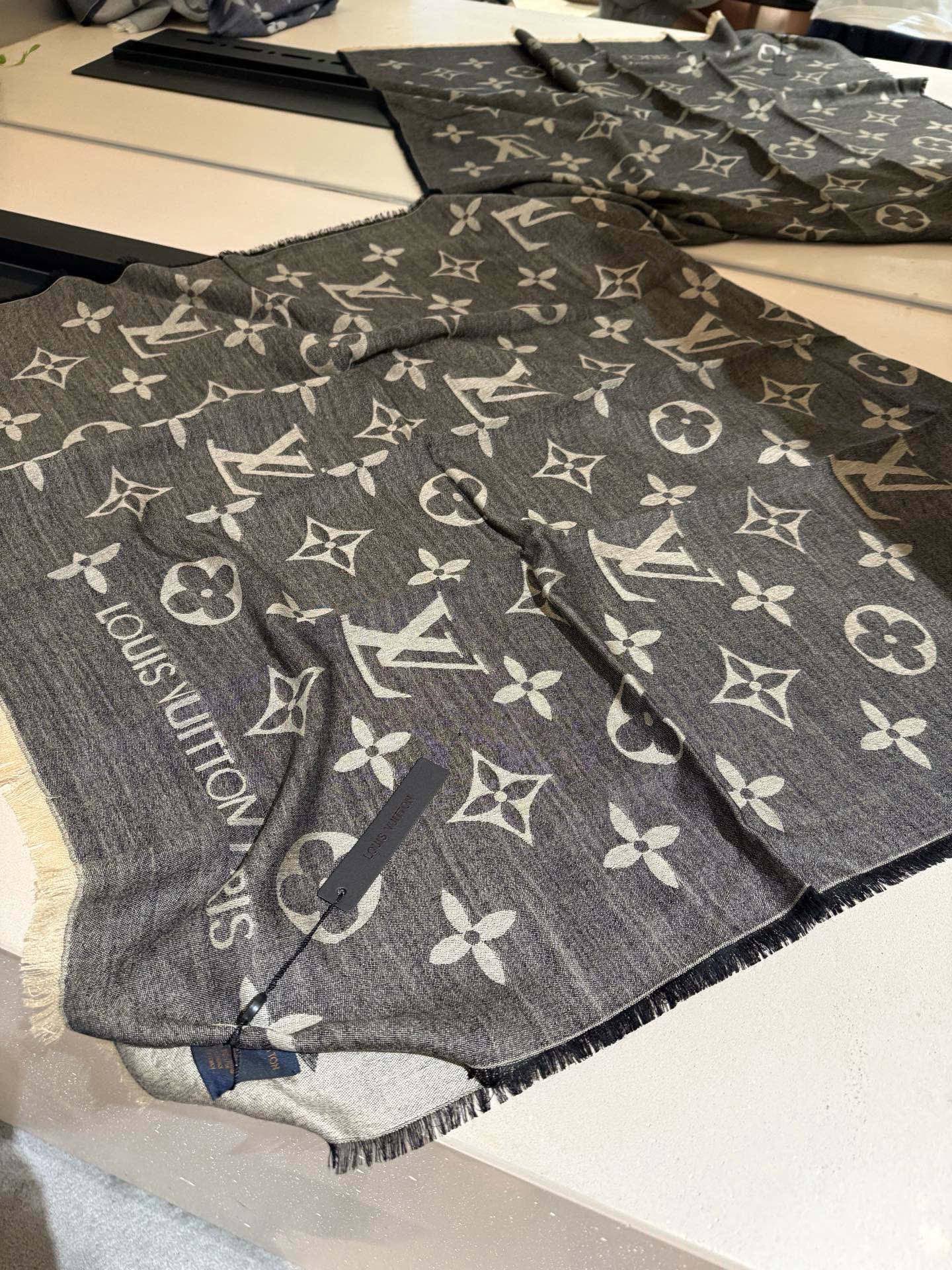 P专柜最新 只要你有关注，你就该知道25年的Lv主推大字 无论是包包还是衣服！所以今年的大字母围巾也必须