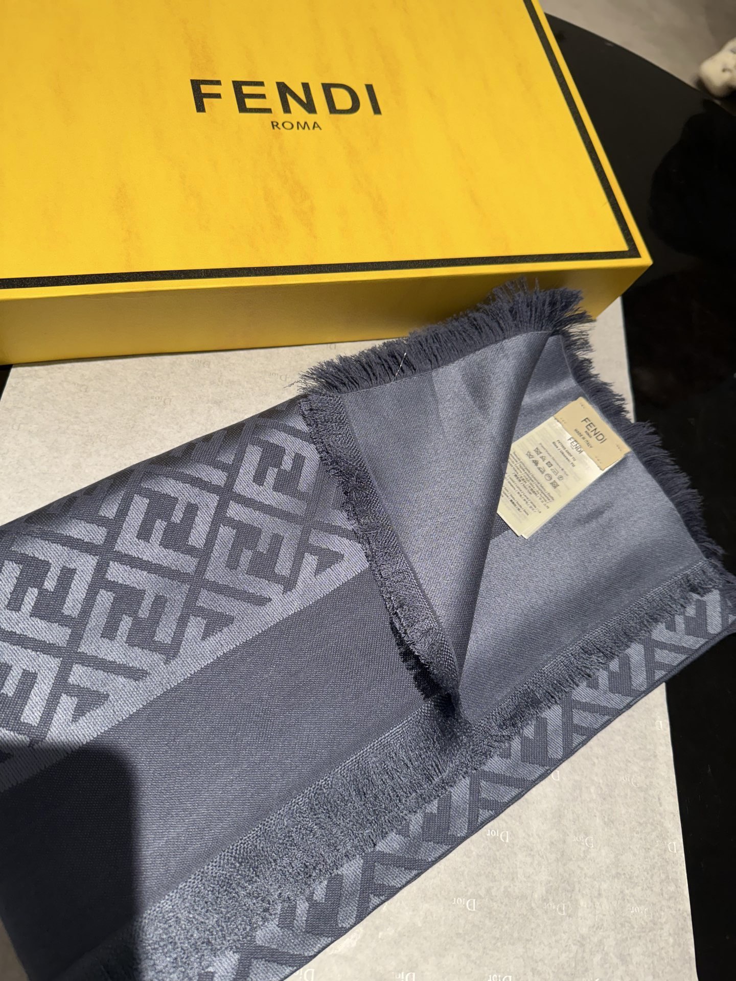 P𝐅𝐞𝐧𝐝𝐢 25新款《FF金银丝提花披肩》Size：140x140cm 材质45%羊毛，45%桑蚕丝，