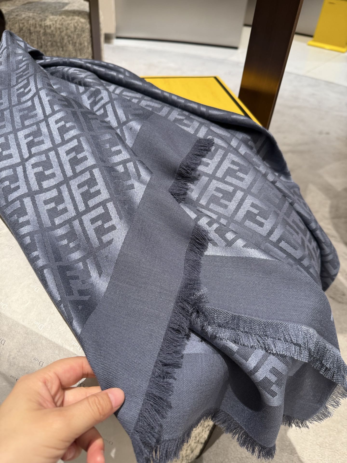 P𝐅𝐞𝐧𝐝𝐢 25新款《FF金银丝提花披肩》Size：140x140cm 材质45%羊毛，45%桑蚕丝，