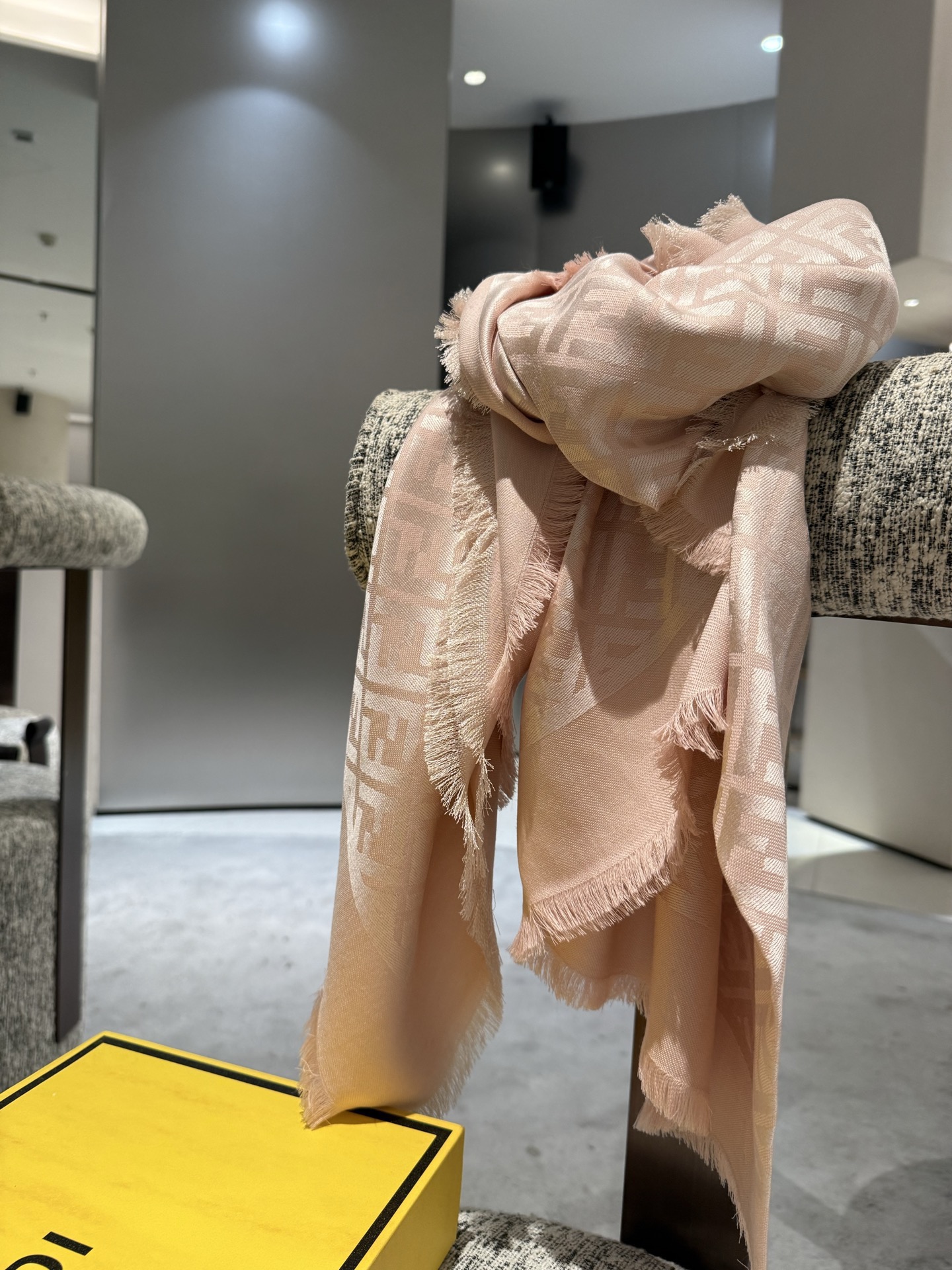 P𝐅𝐞𝐧𝐝𝐢 25新款《FF金银丝提花披肩》Size：140x140cm 材质45%羊毛，45%桑蚕丝，