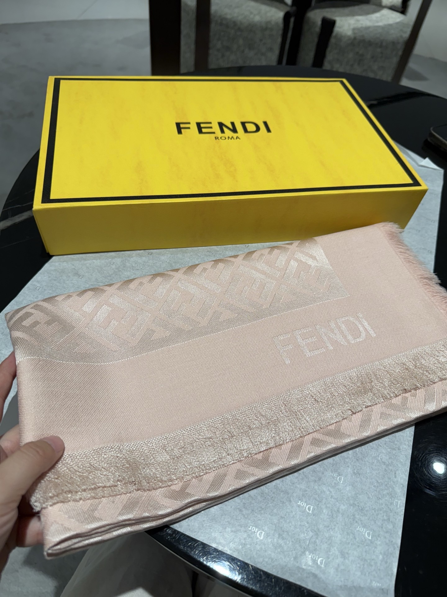 P𝐅𝐞𝐧𝐝𝐢 25新款《FF金银丝提花披肩》Size：140x140cm 材质45%羊毛，45%桑蚕丝，