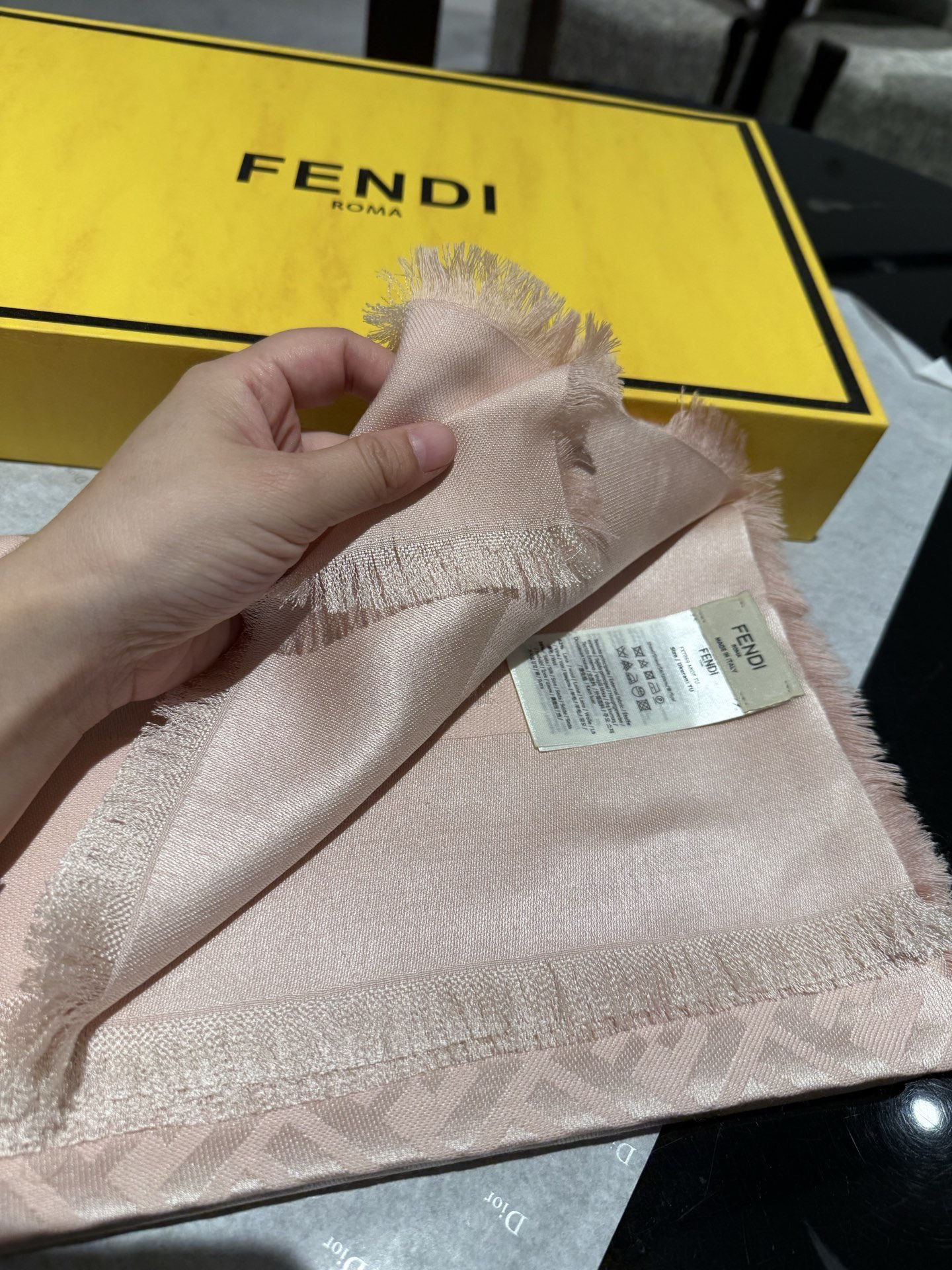 P𝐅𝐞𝐧𝐝𝐢 25新款《FF金银丝提花披肩》Size：140x140cm 材质45%羊毛，45%桑蚕丝，