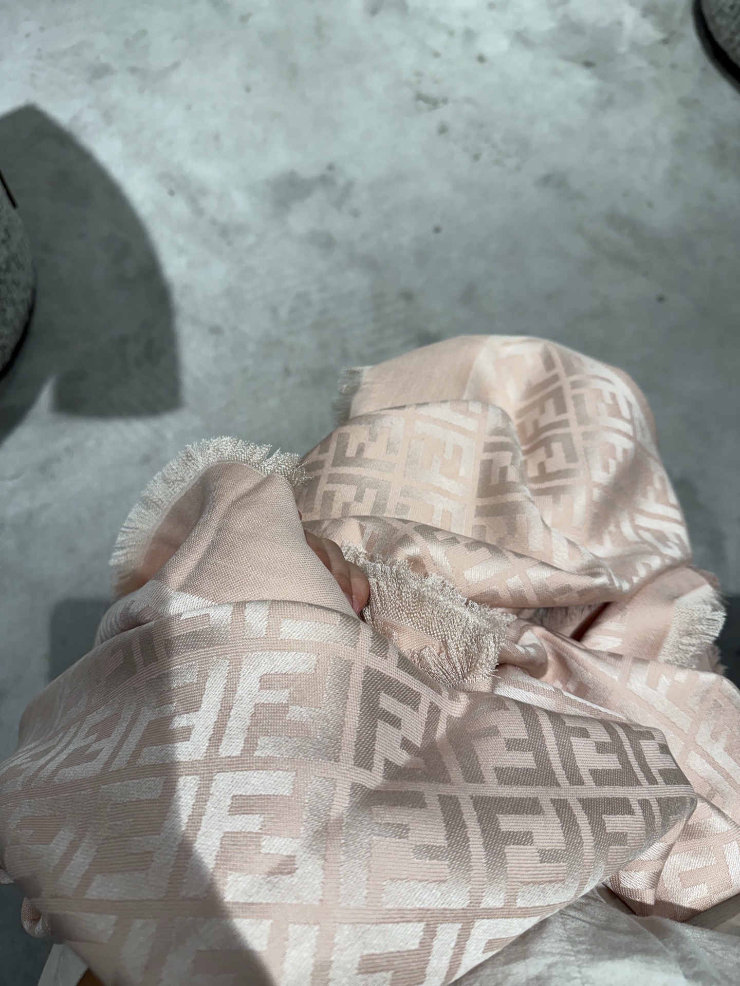 P𝐅𝐞𝐧𝐝𝐢 25新款《FF金银丝提花披肩》Size：140x140cm 材质45%羊毛，45%桑蚕丝，