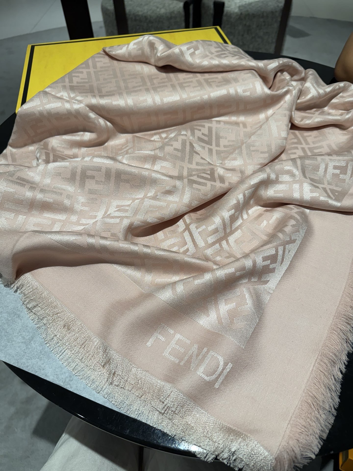 P𝐅𝐞𝐧𝐝𝐢 25新款《FF金银丝提花披肩》Size：140x140cm 材质45%羊毛，45%桑蚕丝，