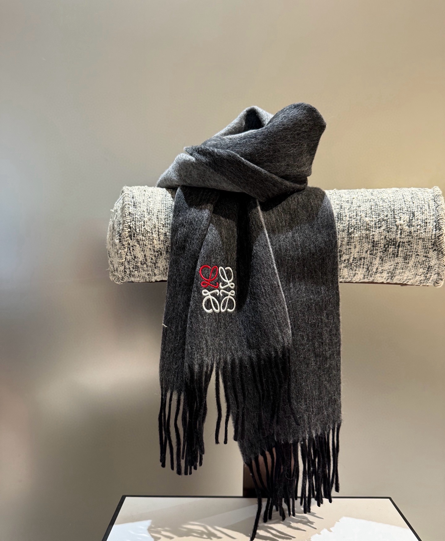 P罗意威。【男女围巾】怒赞自留，难得的高端男款！家属福利！非常正的围巾~面料大爱，非常柔软细腻舒服，轻度