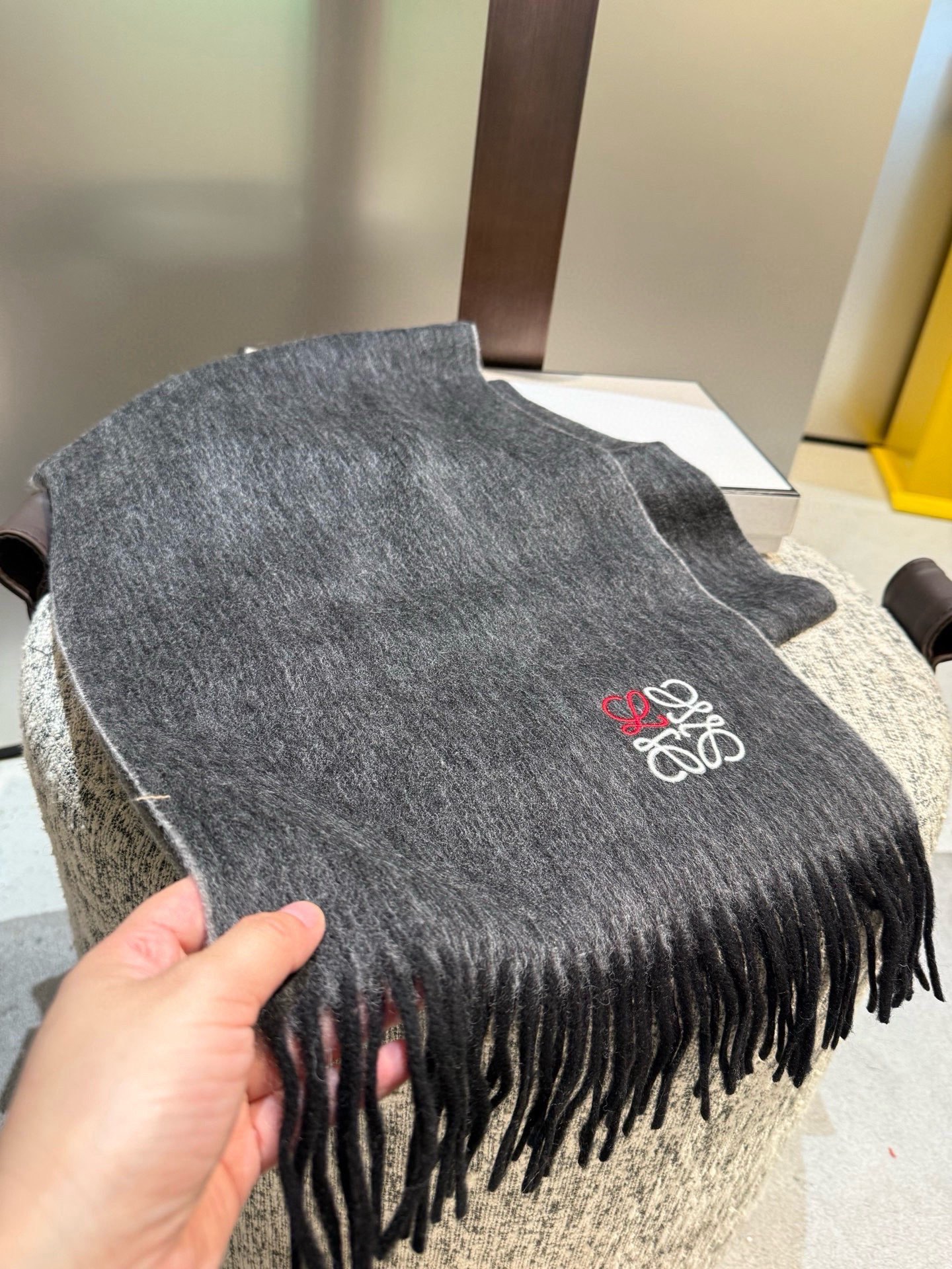 P罗意威。【男女围巾】怒赞自留，难得的高端男款！家属福利！非常正的围巾~面料大爱，非常柔软细腻舒服，轻度