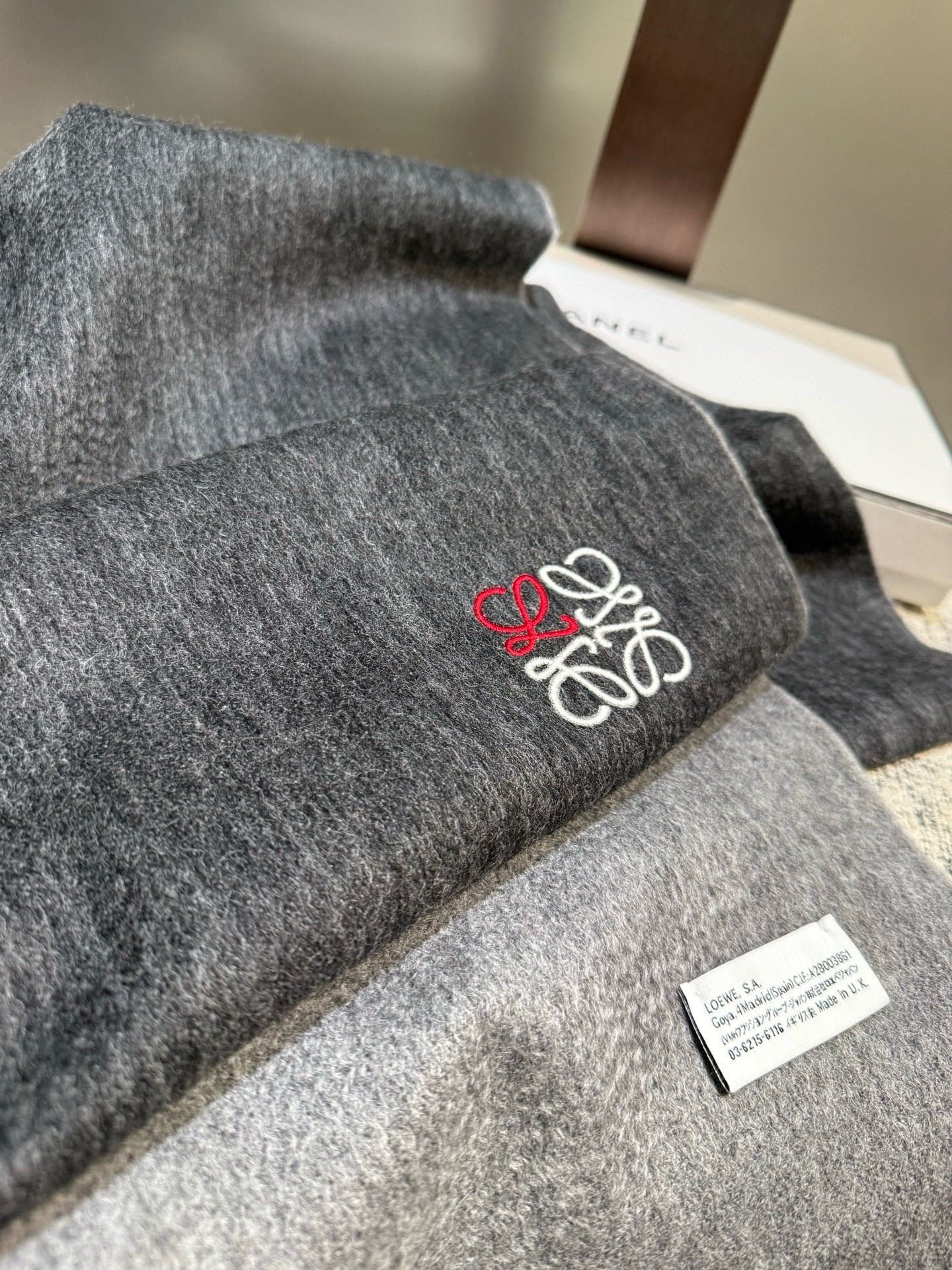 P罗意威。【男女围巾】怒赞自留，难得的高端男款！家属福利！非常正的围巾~面料大爱，非常柔软细腻舒服，轻度