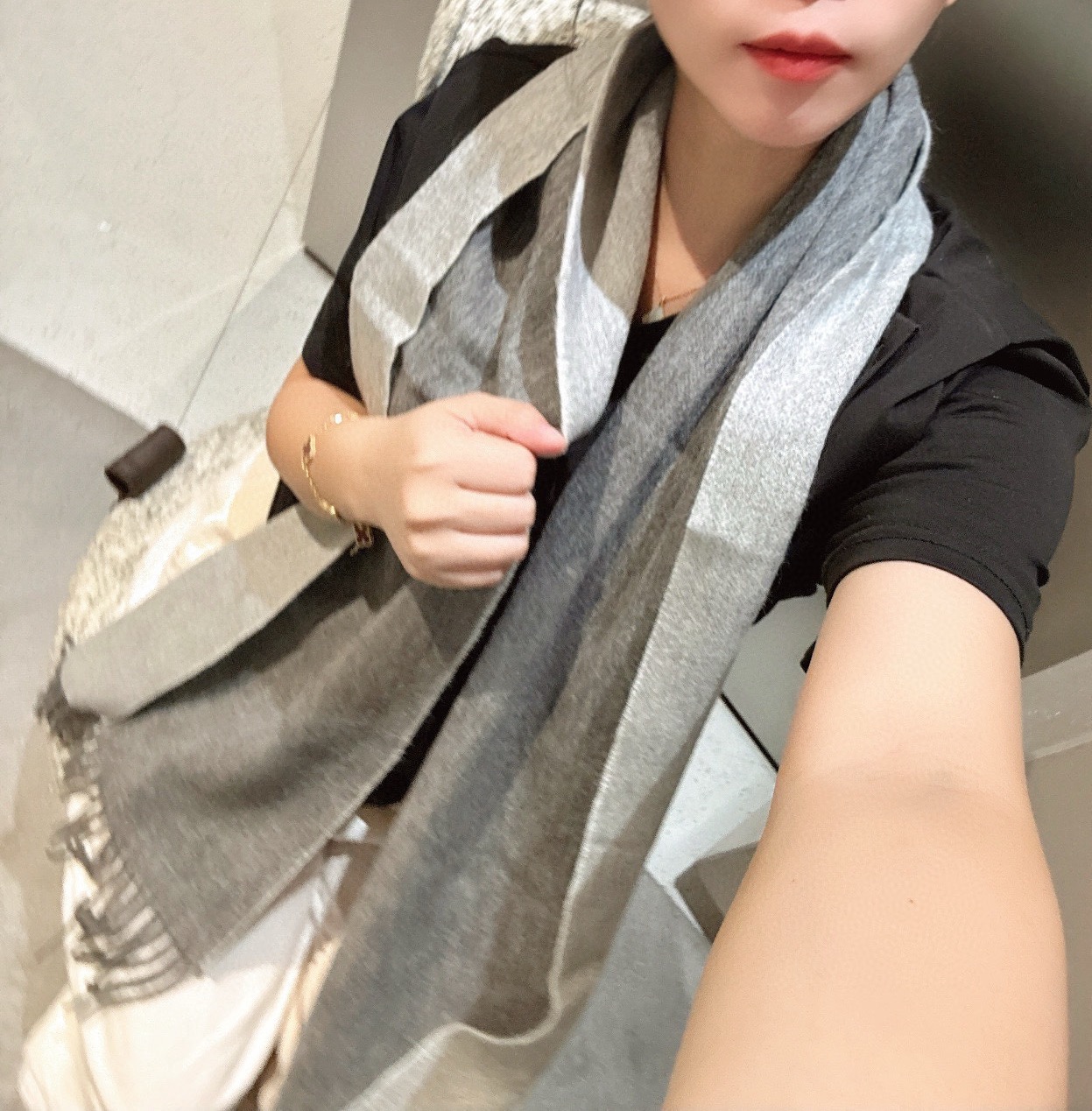 P罗意威。【男女围巾】怒赞自留，难得的高端男款！家属福利！非常正的围巾~面料大爱，非常柔软细腻舒服，轻度