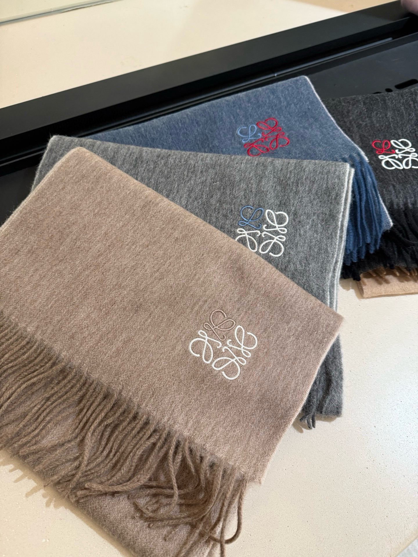 P罗意威。【男女围巾】怒赞自留，难得的高端男款！家属福利！非常正的围巾~面料大爱，非常柔软细腻舒服，轻度