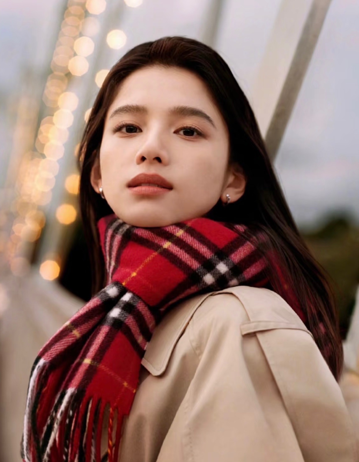 NO:727688,Burberry Christmas cashmere version Jin Jing, Zhang Jingyi, Zhou Jieqiong's same scarf New Year's benefit Scottish big red plaid scarf, sold in the UK,  This is Burberry's most classic cashmere plaid scarf. Once you get it, it will completely compete with all the imitations on the market. This kind of foreign order has very high craftsmanship requirements and requires the weft density of the fabric, so the drape and density can be felt with your hands. All colors are imported dyes, and the dyeing brightness, color and saturation are first-class. Cashmere, size 36x210cm, close your eyes and grab it!  .high version scarf,high version scarf,burberry19860909Burberry圣诞款羊绒版本金婧,张婧仪,周洁琼同款围巾新年福利苏格兰大红格围巾,走英国的单, 这款是Burberry最最最经典的羊绒格子围巾,拿到手完全PK市面一切仿货,这种国外订单对工艺要求度很高,要求面料的纬密,所以垂感,密实度上手就能感觉的出来,且所有颜色全部采用进口染料,染色亮度色泽度饱和度都是一等一的强,羊绒,规格36x210cm闭眼抢！.高版本围巾,高版本围巾,burberry,scarf