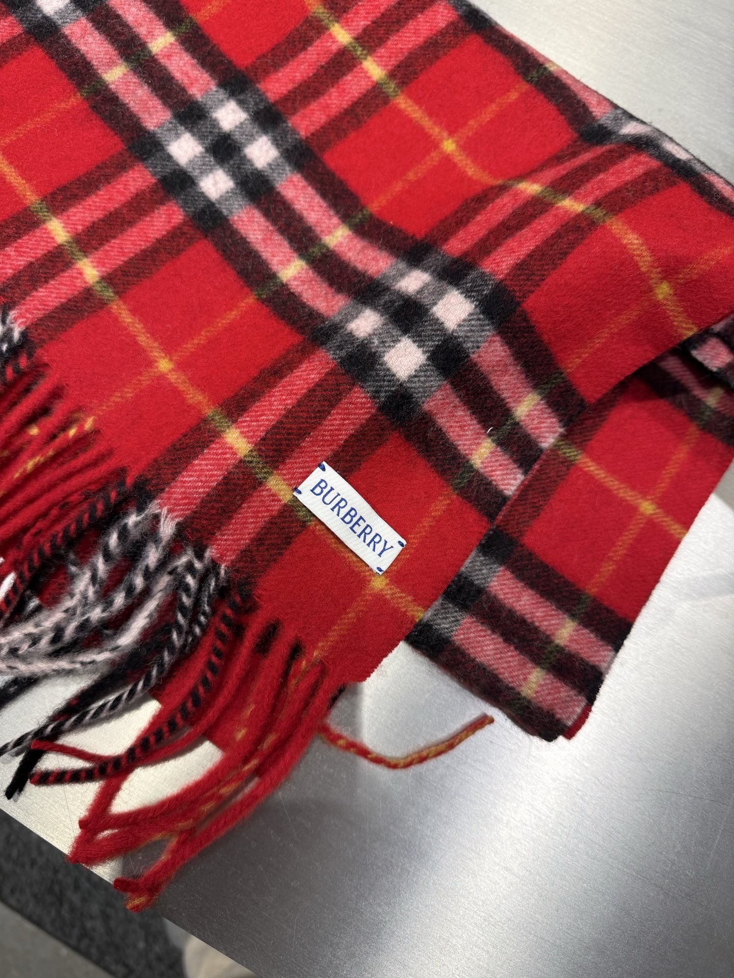 PBurberry圣诞款羊绒版本金婧，张婧仪，周洁琼同款围巾新年福利苏格兰大红格围巾，走英国的单， 这款