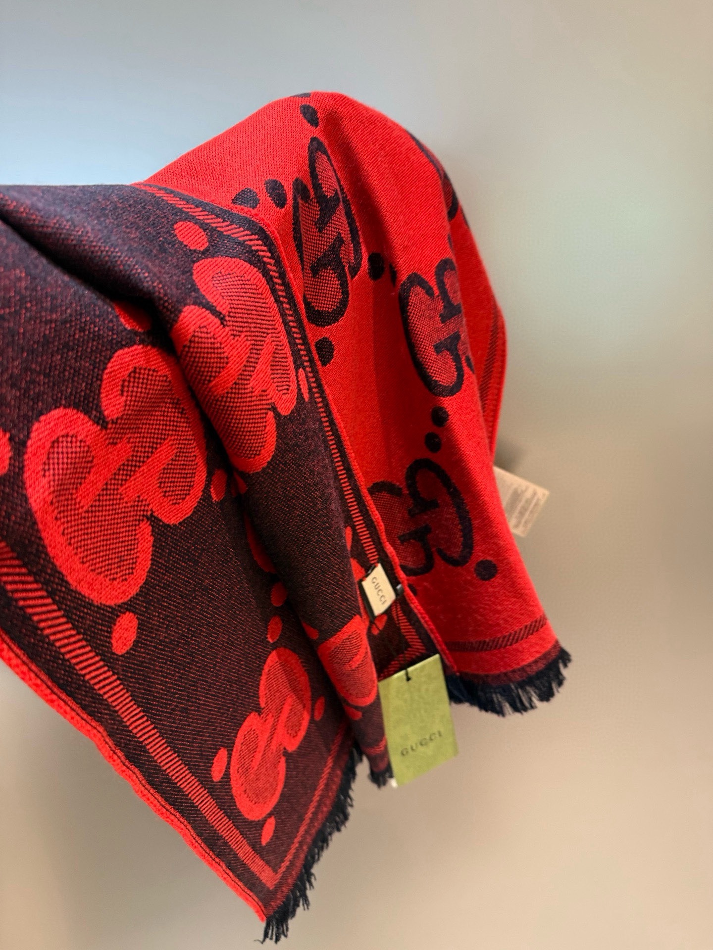 PGucci精纺提花双面羊毛！官网同步发售！非常实用推荐款，限量的配色，男女围都特别好看！！三个色。经典